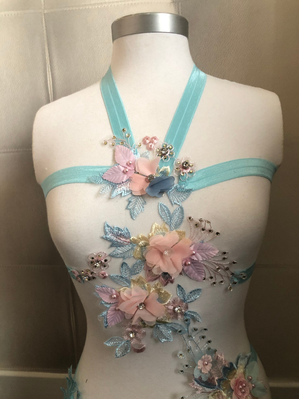 Harnais body élastique bleu ciel brodé à fleurs
