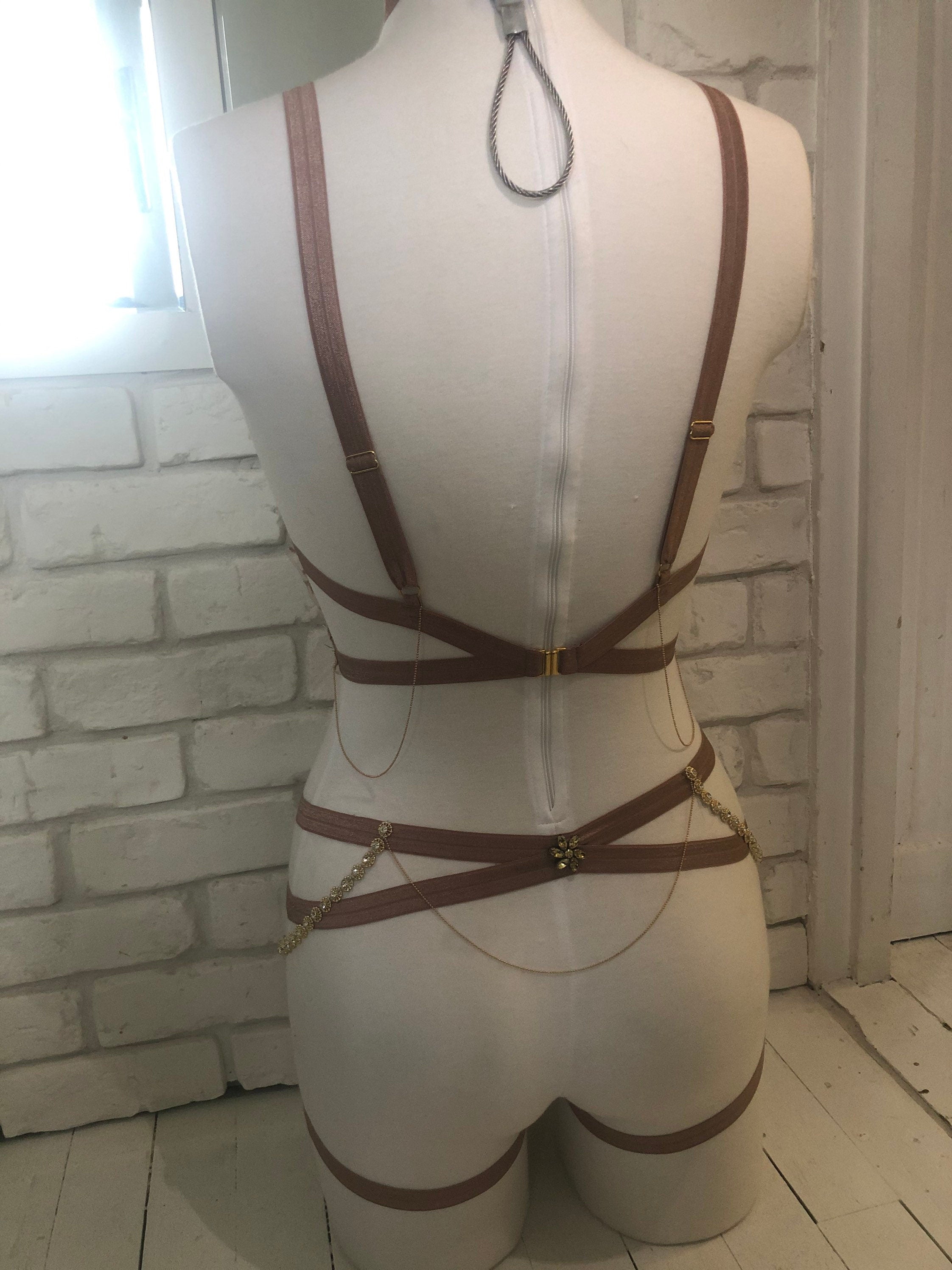 Ensemble cage en broderie et bijoux