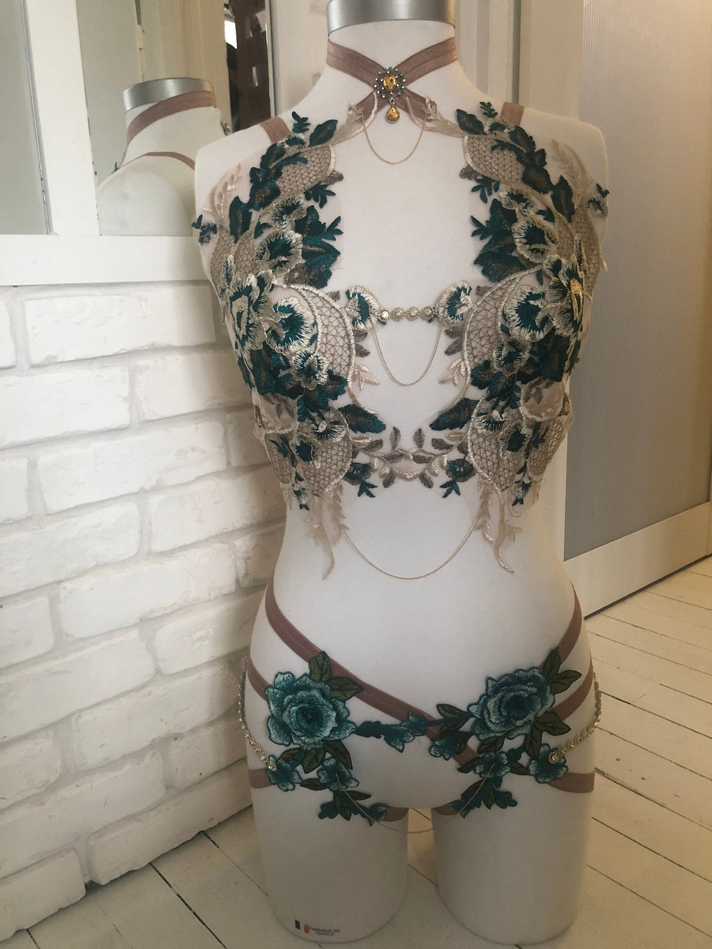 Ensemble cage en broderie et bijoux