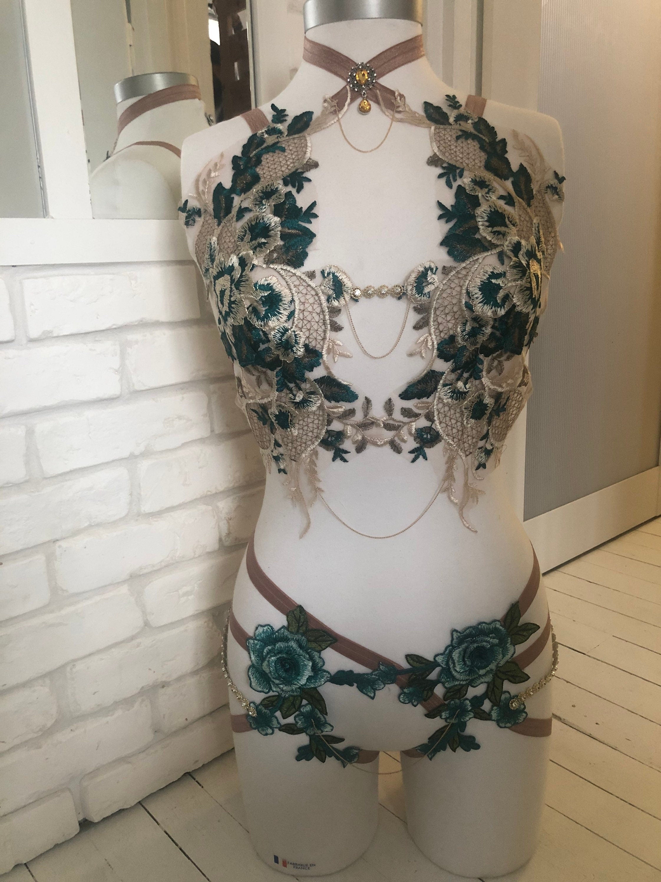 Ensemble cage en broderie et bijoux