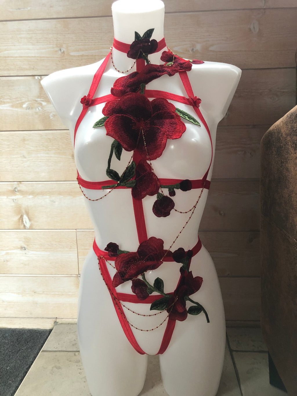 Body harnais  sexy rouge en broderie coquelicot et élastique
