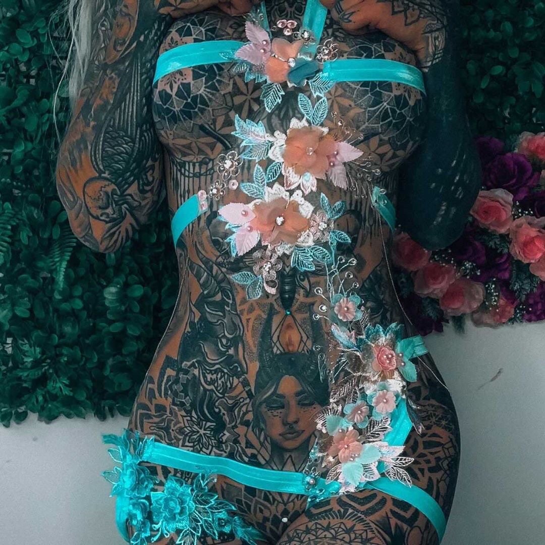 Harnais body élastique bleu ciel brodé à fleurs