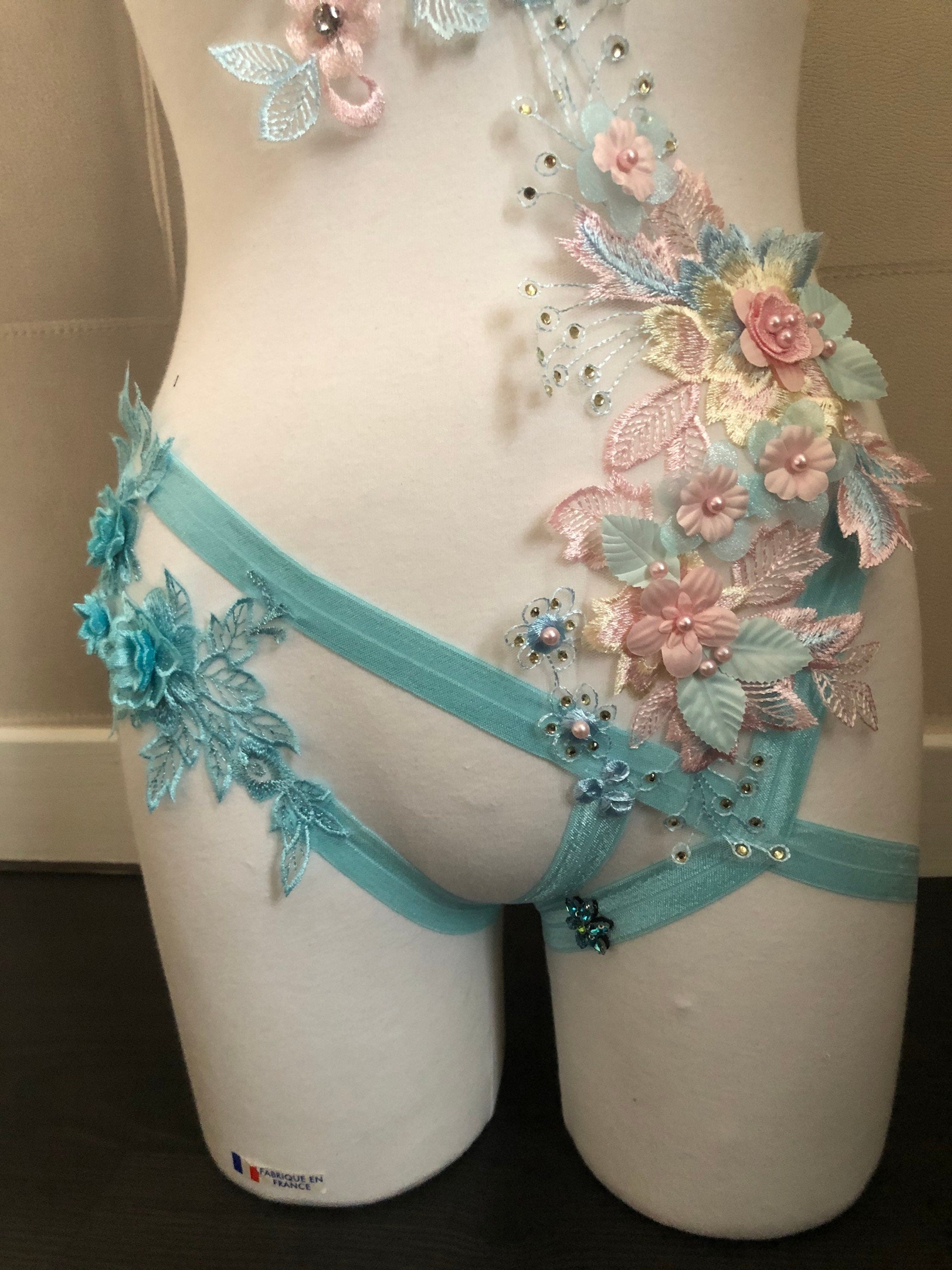 Harnais body élastique bleu ciel brodé à fleurs