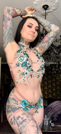 Ensemble cage en broderie et bijoux