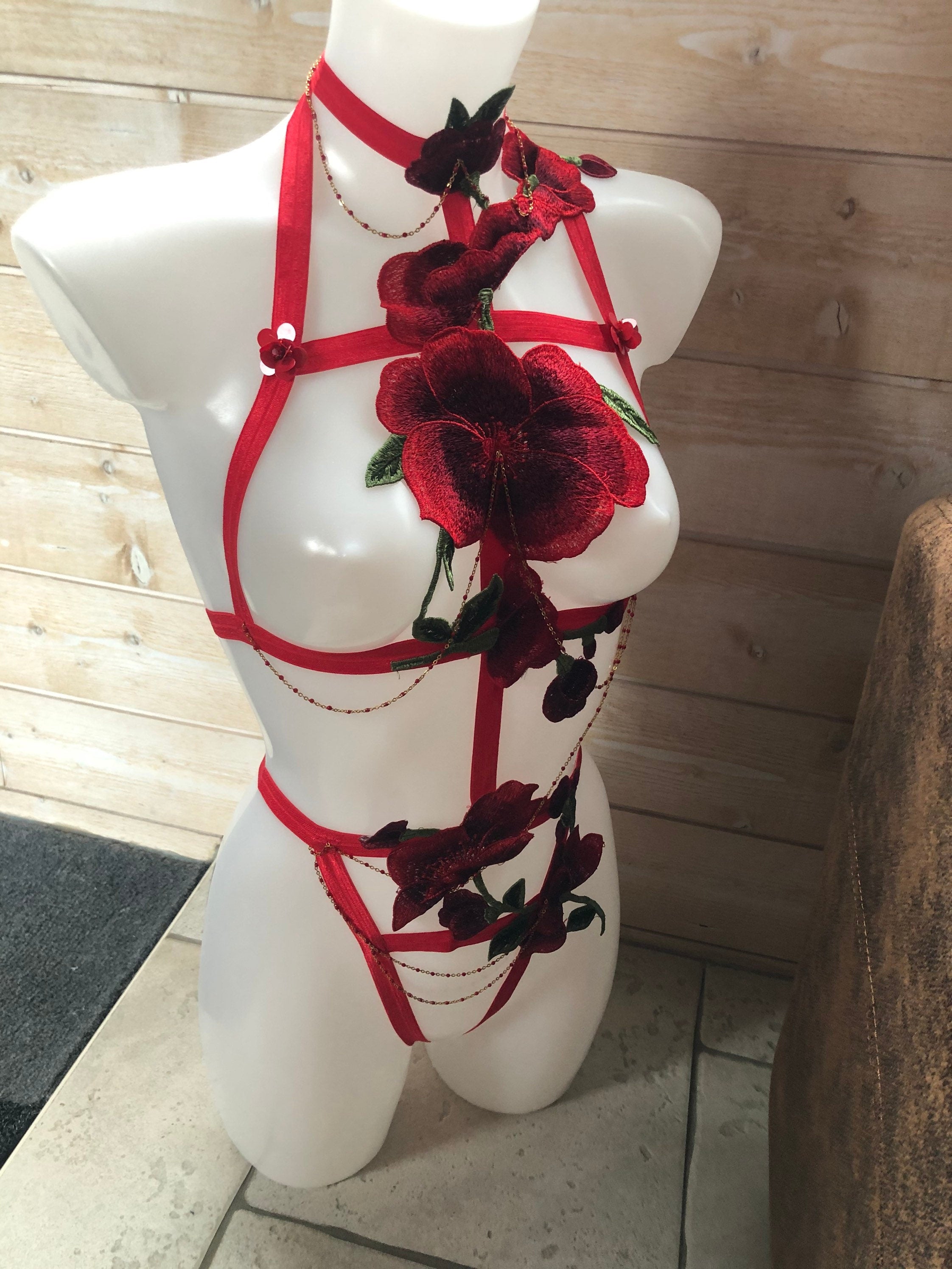Body harnais  sexy rouge en broderie coquelicot et élastique