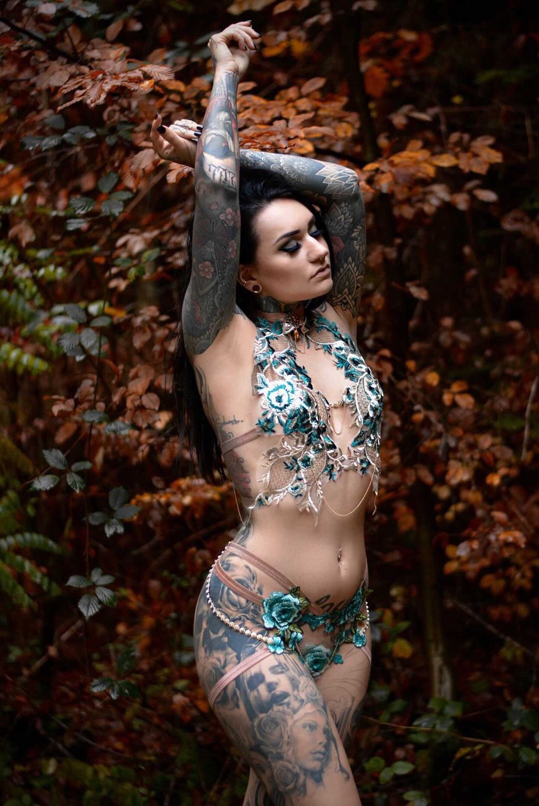 Ensemble cage en broderie et bijoux