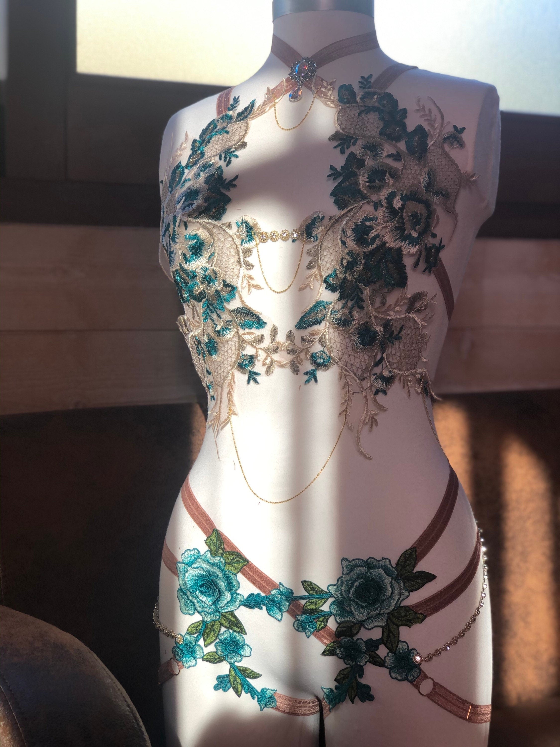 Ensemble cage en broderie et bijoux