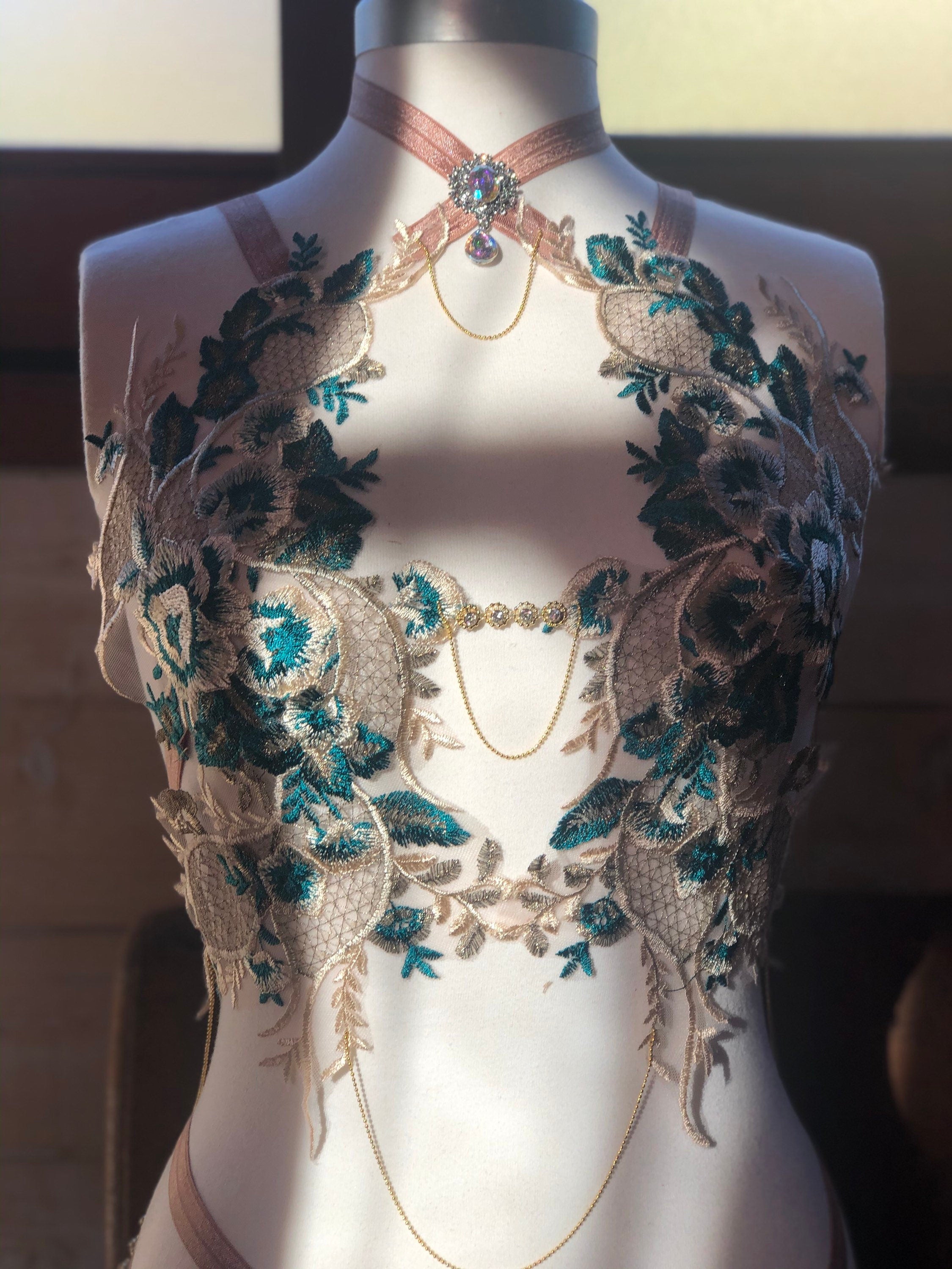 Ensemble cage en broderie et bijoux