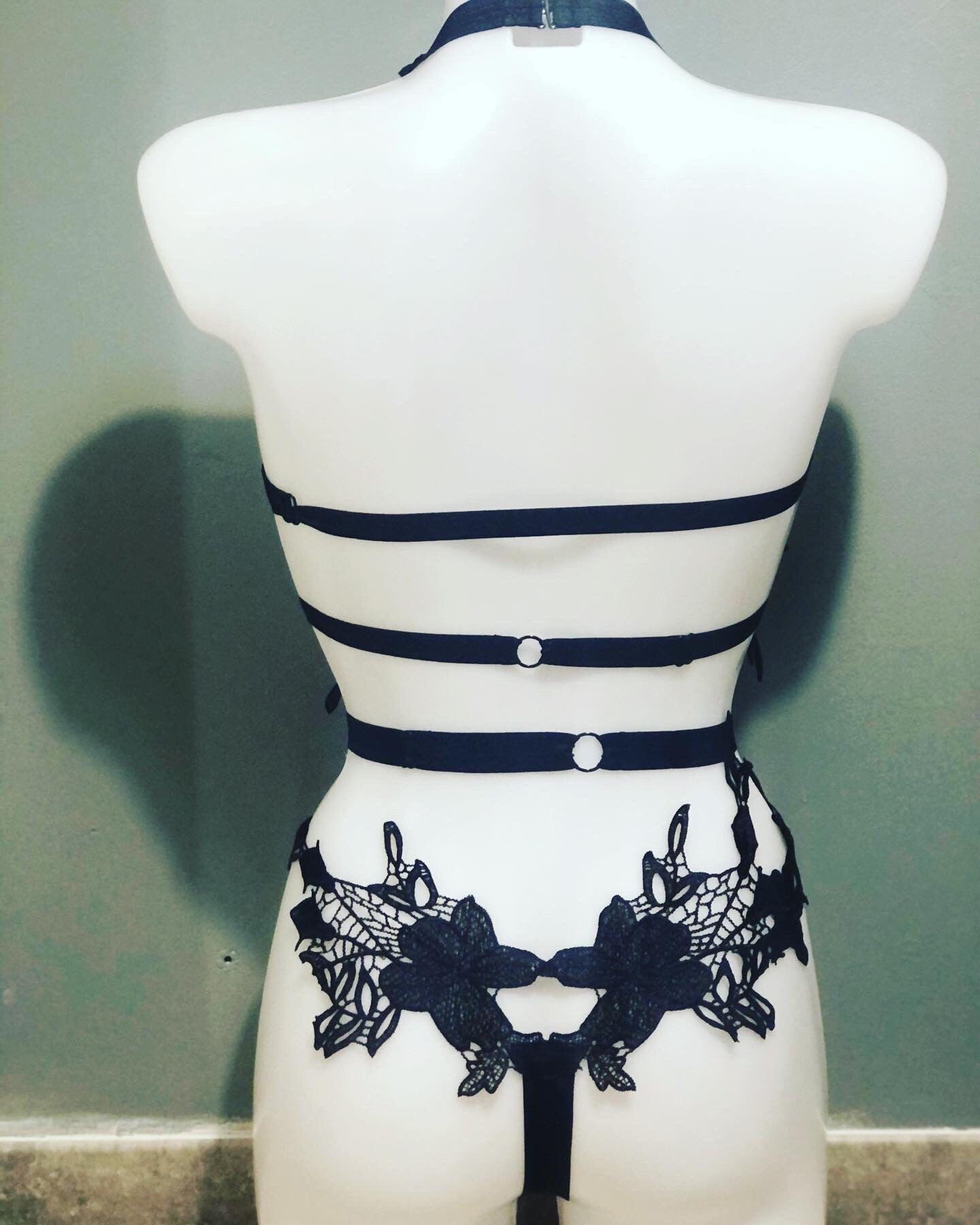 Harnais body élastique en dentelle noire