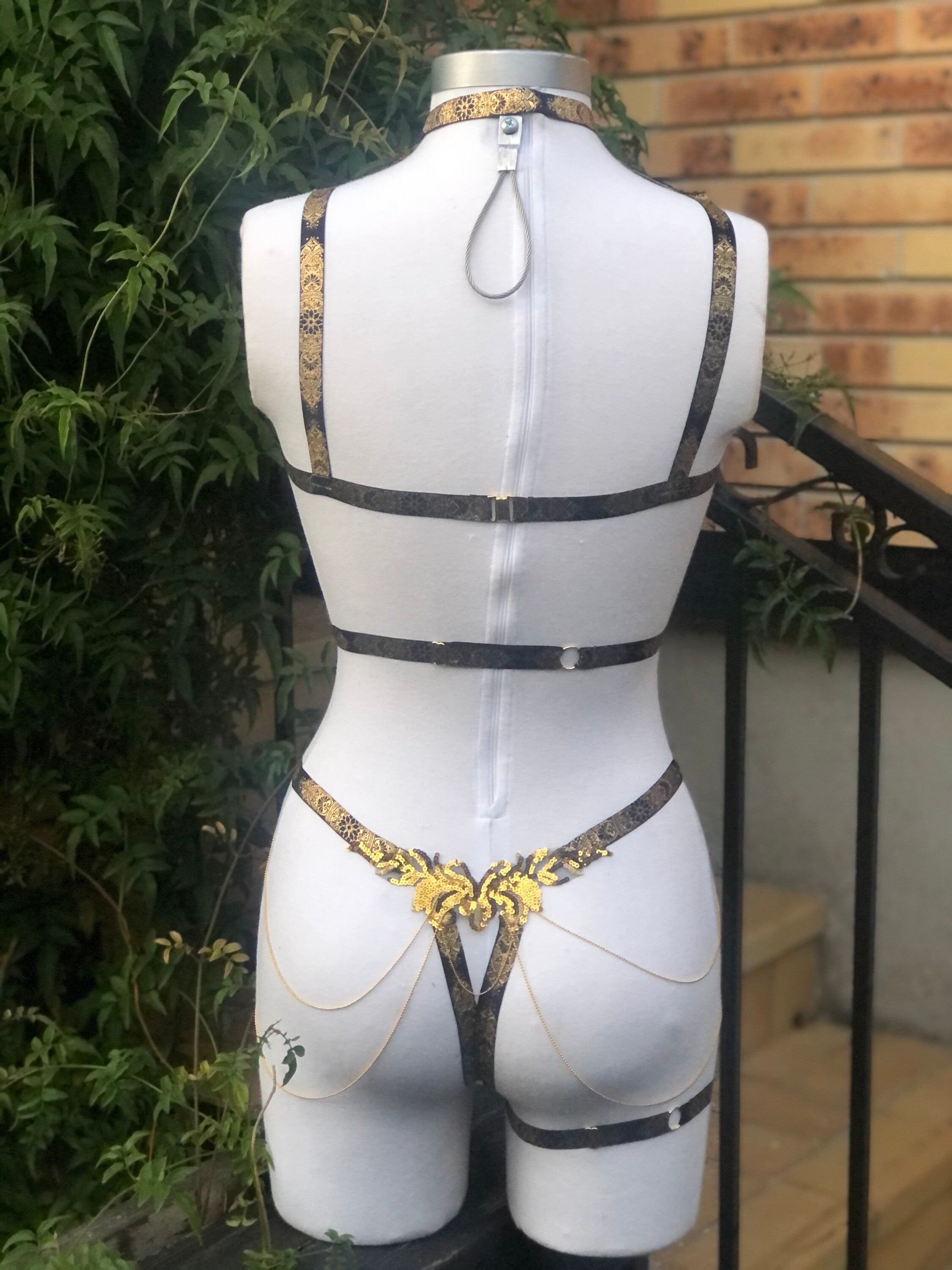 Body cage brodé en sequins or et noir ajustable