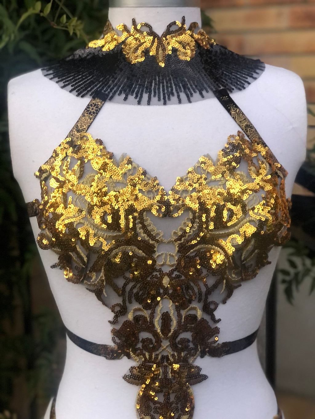 Body cage brodé en sequins or et noir ajustable