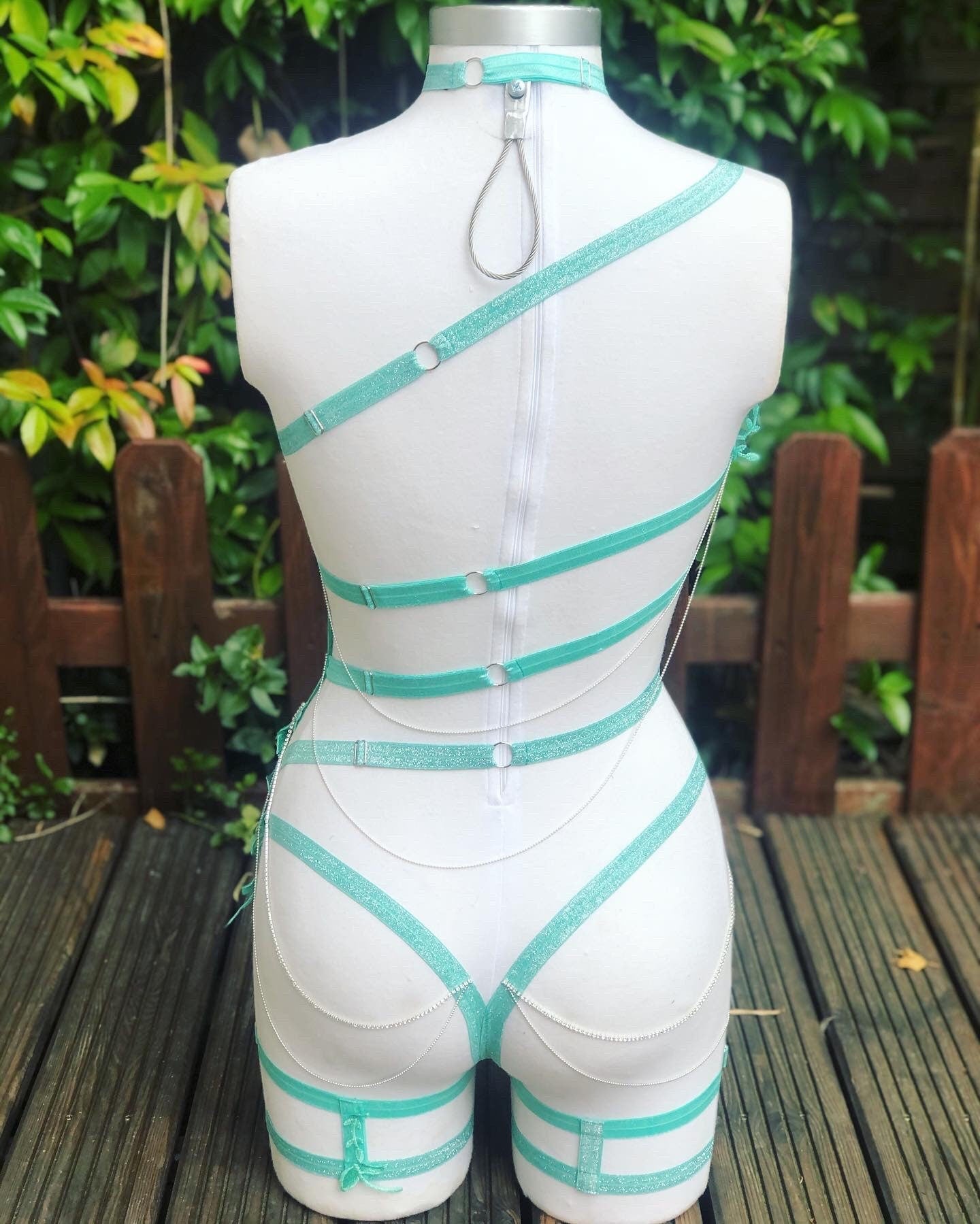 Harnais brodé vert pastel en lurex ajustable