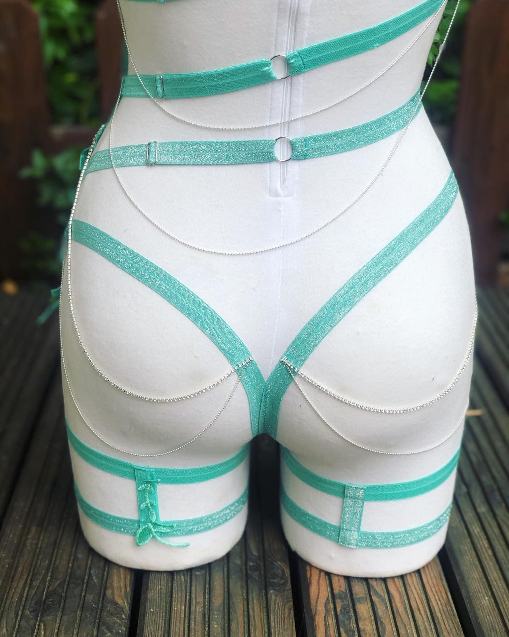 Harnais brodé vert pastel en lurex ajustable