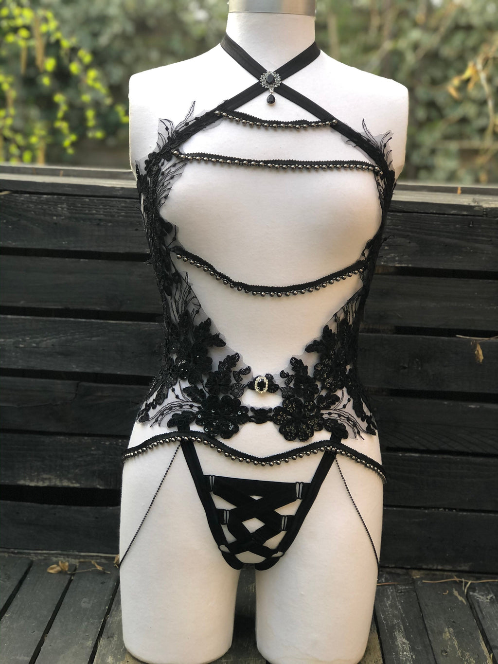 Harnais sexy en dentelle noir et perles