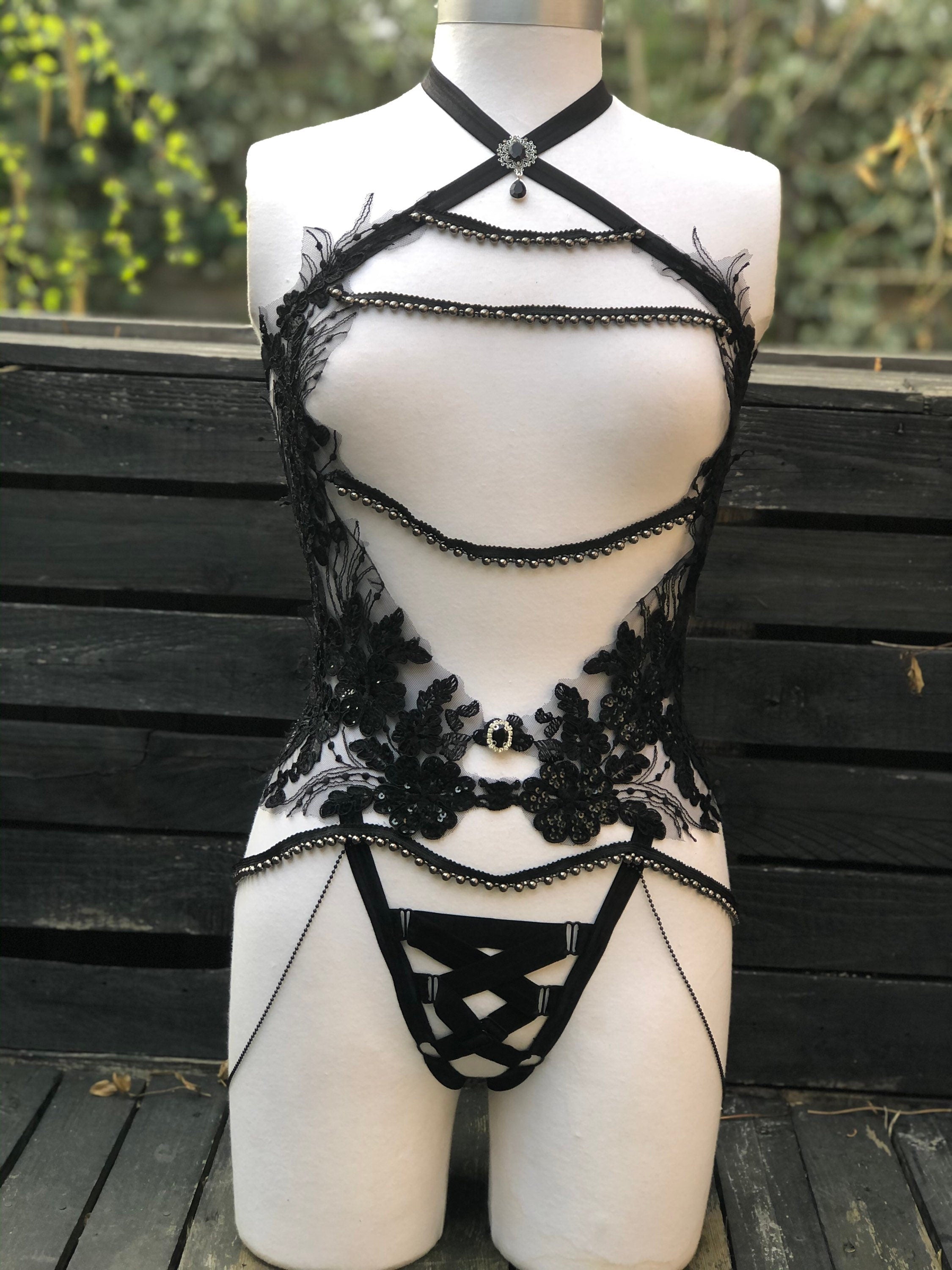 Harnais sexy en dentelle noir et perles