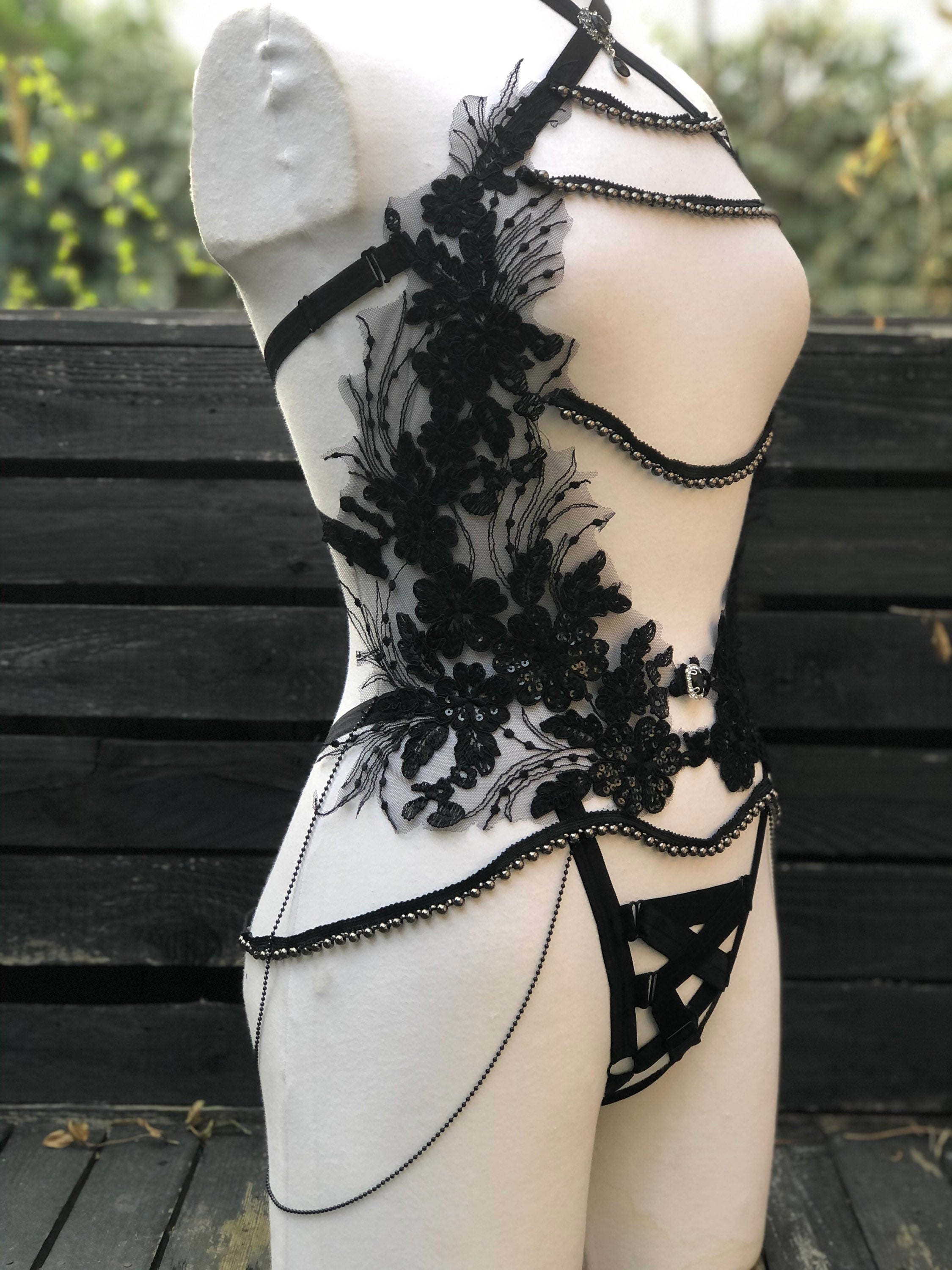Harnais sexy en dentelle noir et perles
