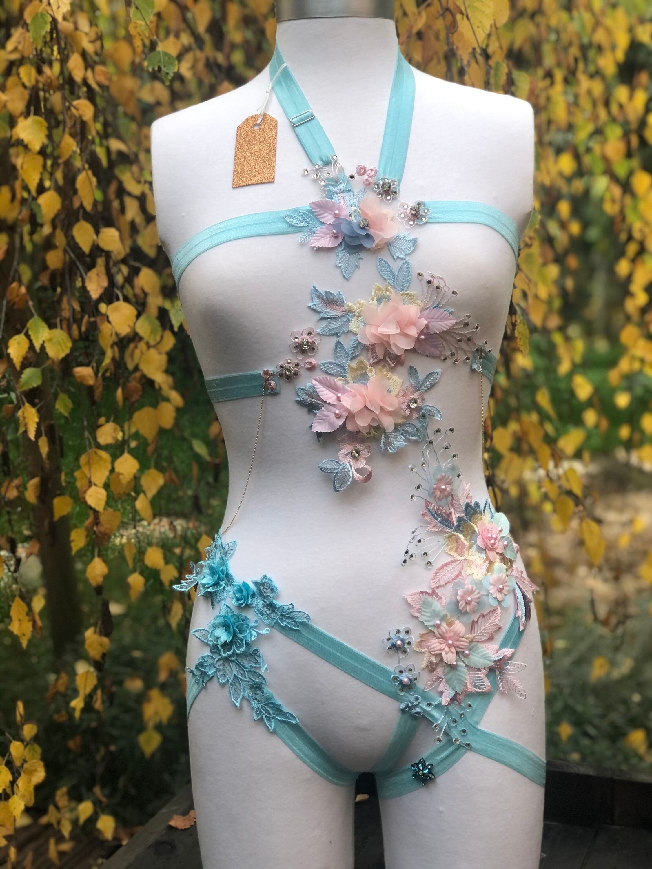Harnais body élastique bleu ciel brodé à fleurs