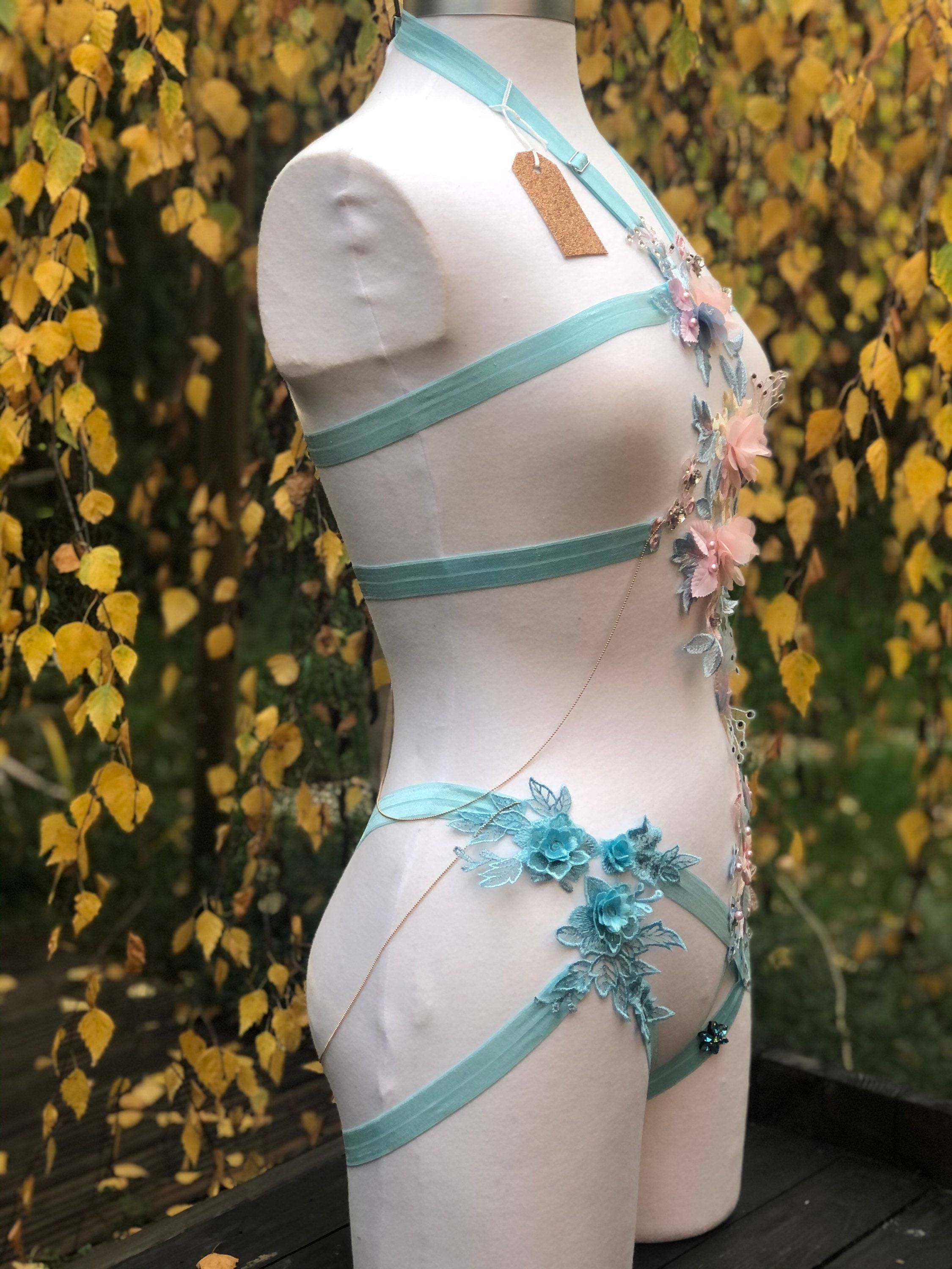 Harnais body élastique bleu ciel brodé à fleurs
