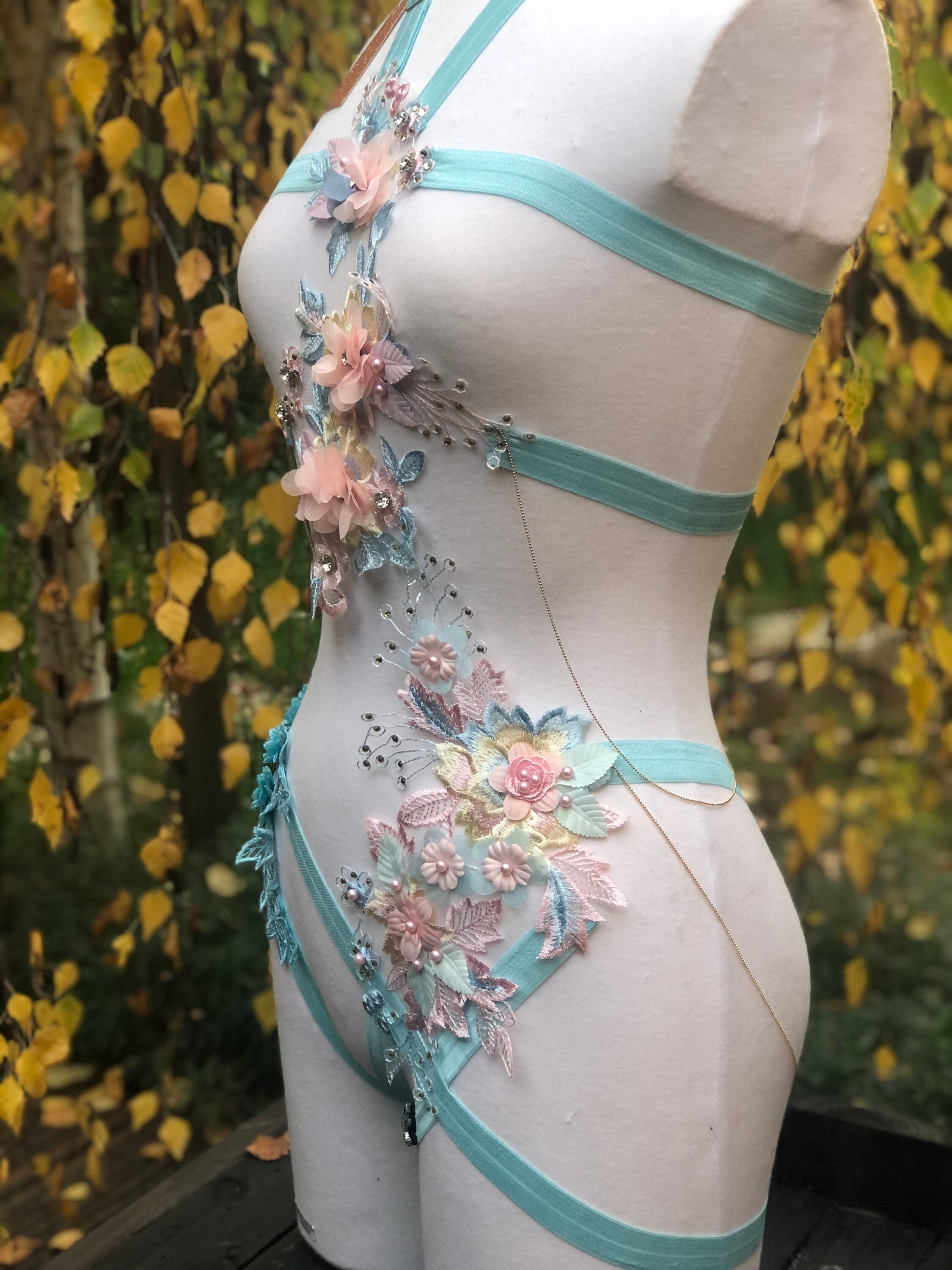 Harnais body élastique bleu ciel brodé à fleurs