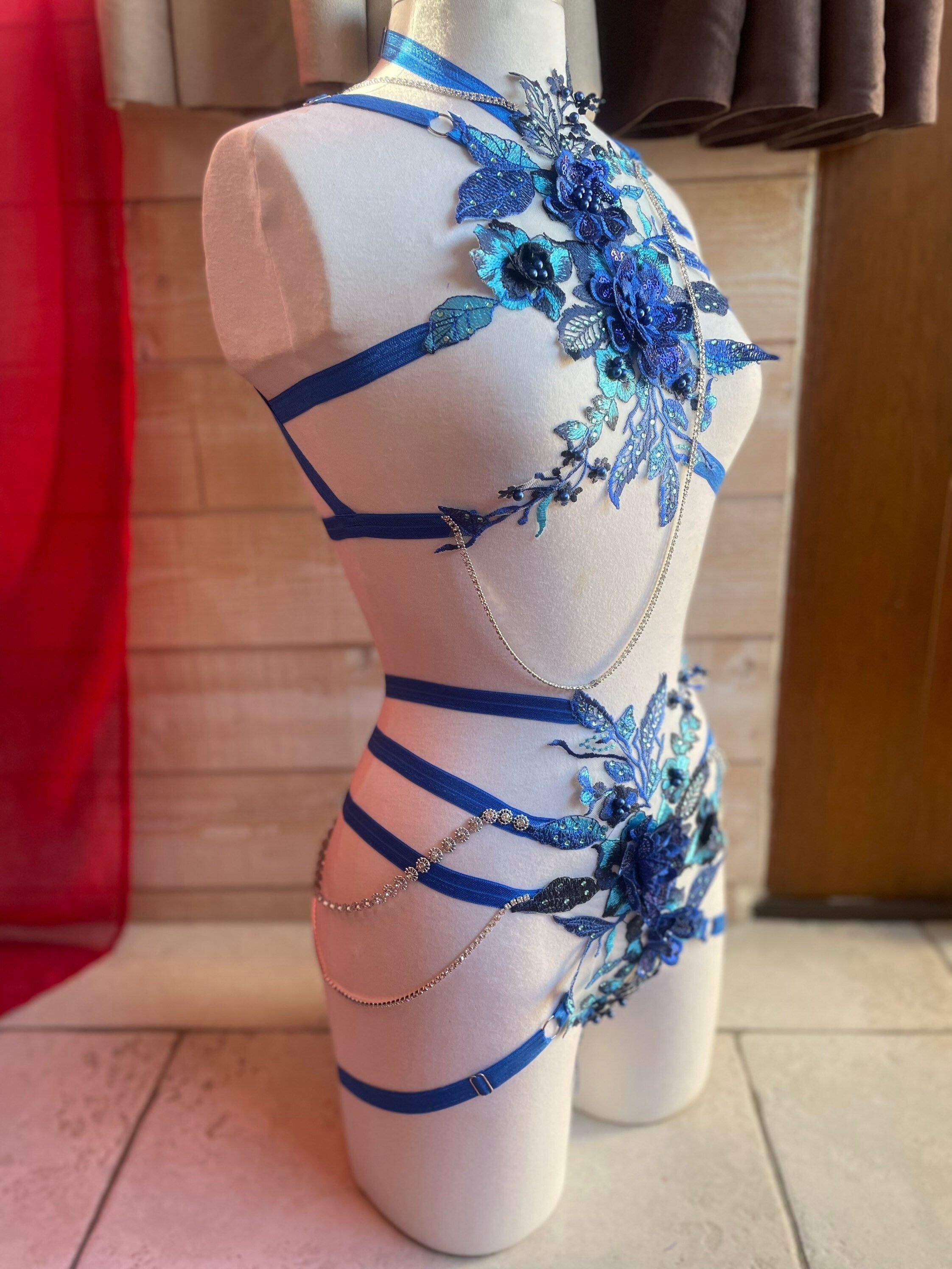 Ensemble harnais string et strass bleu fleurs