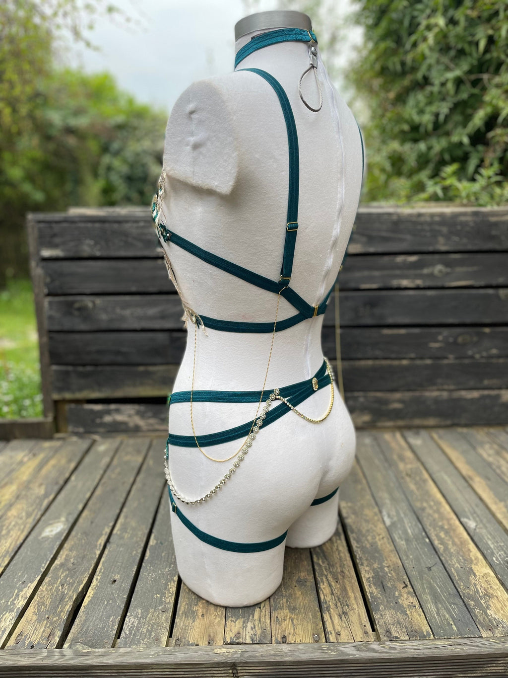 Ensemble cage en broderie et bijoux