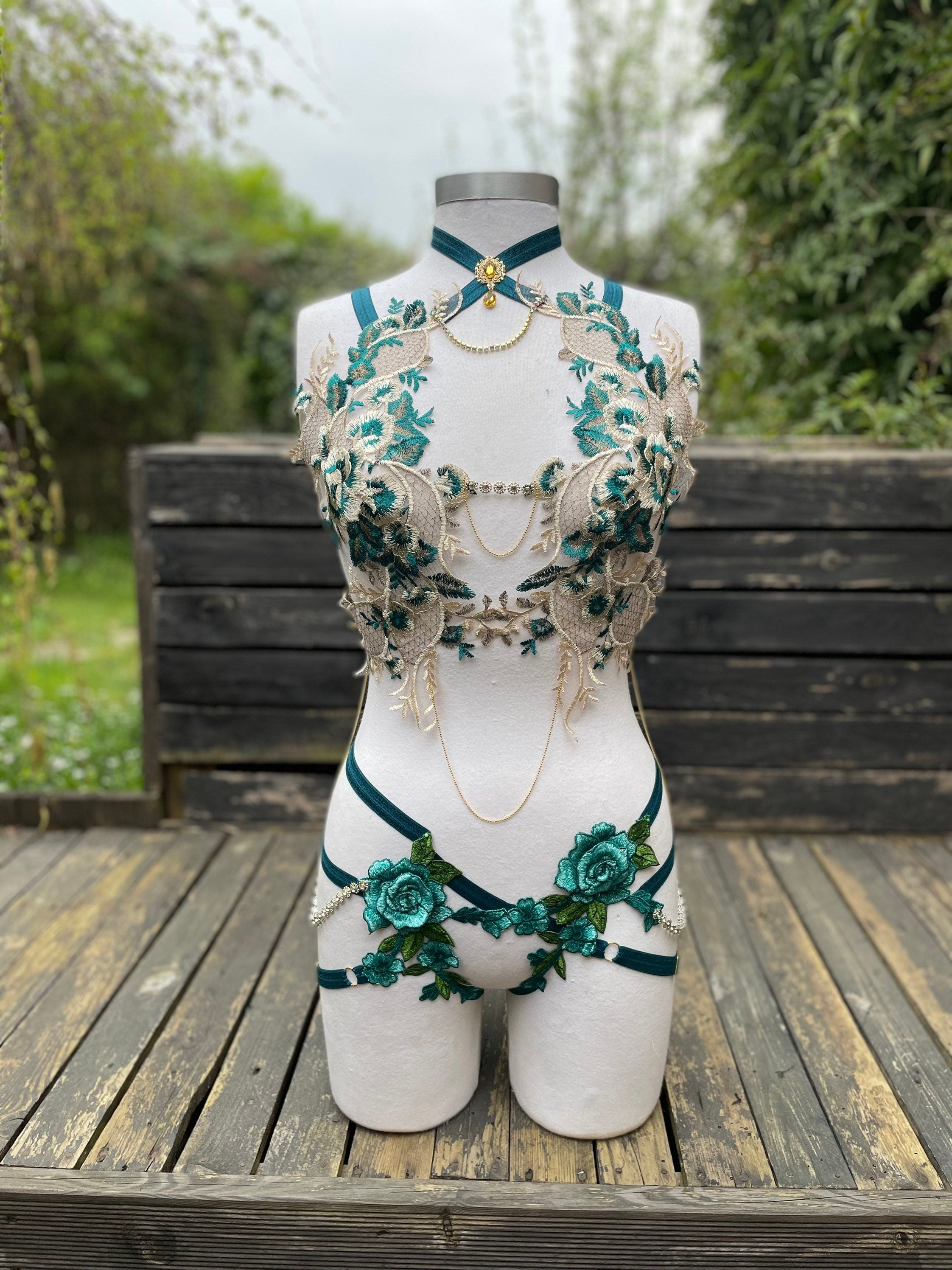 Ensemble cage en broderie et bijoux