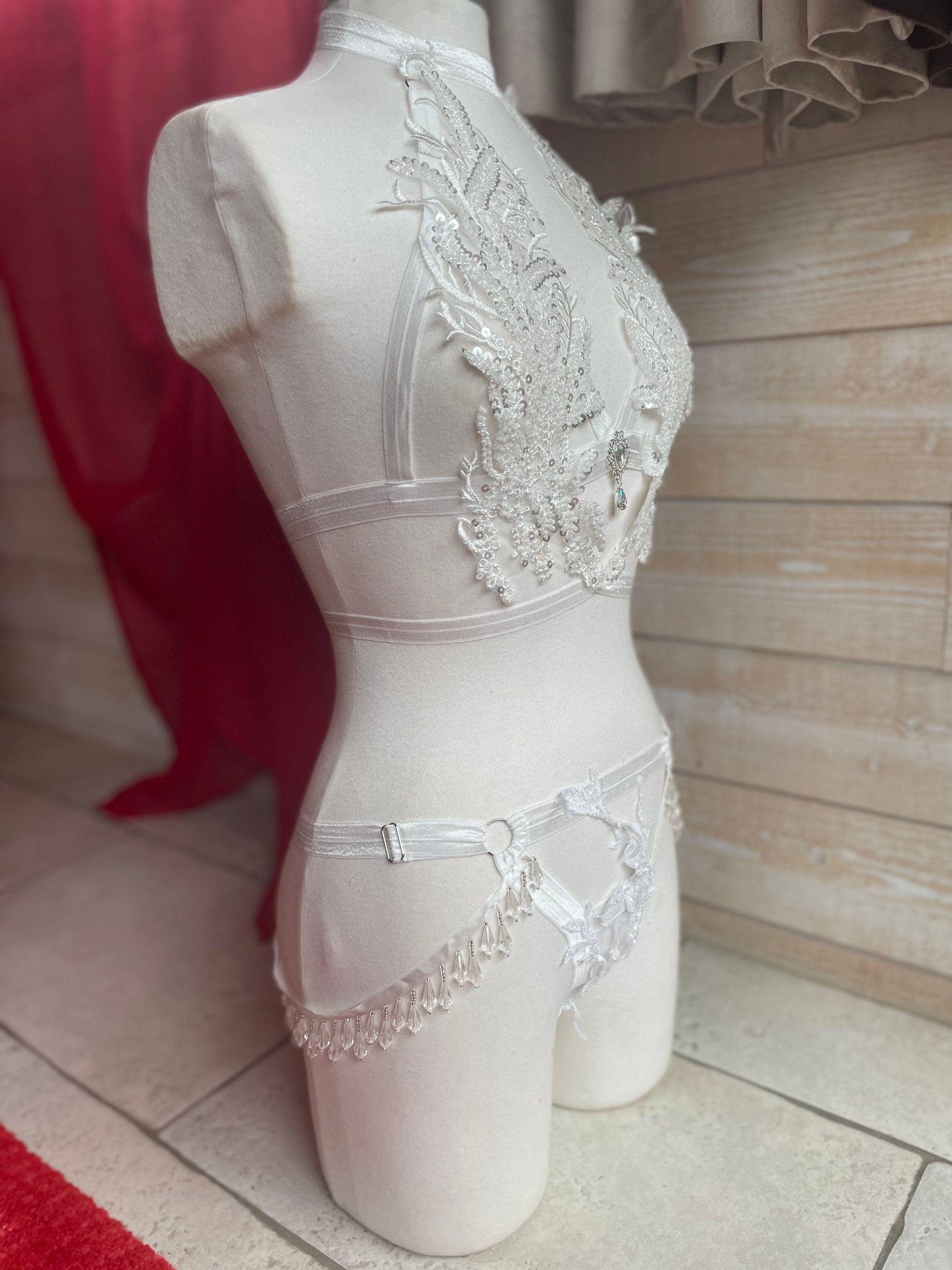 Ensembles lingerie harnais en broderie et sequins
