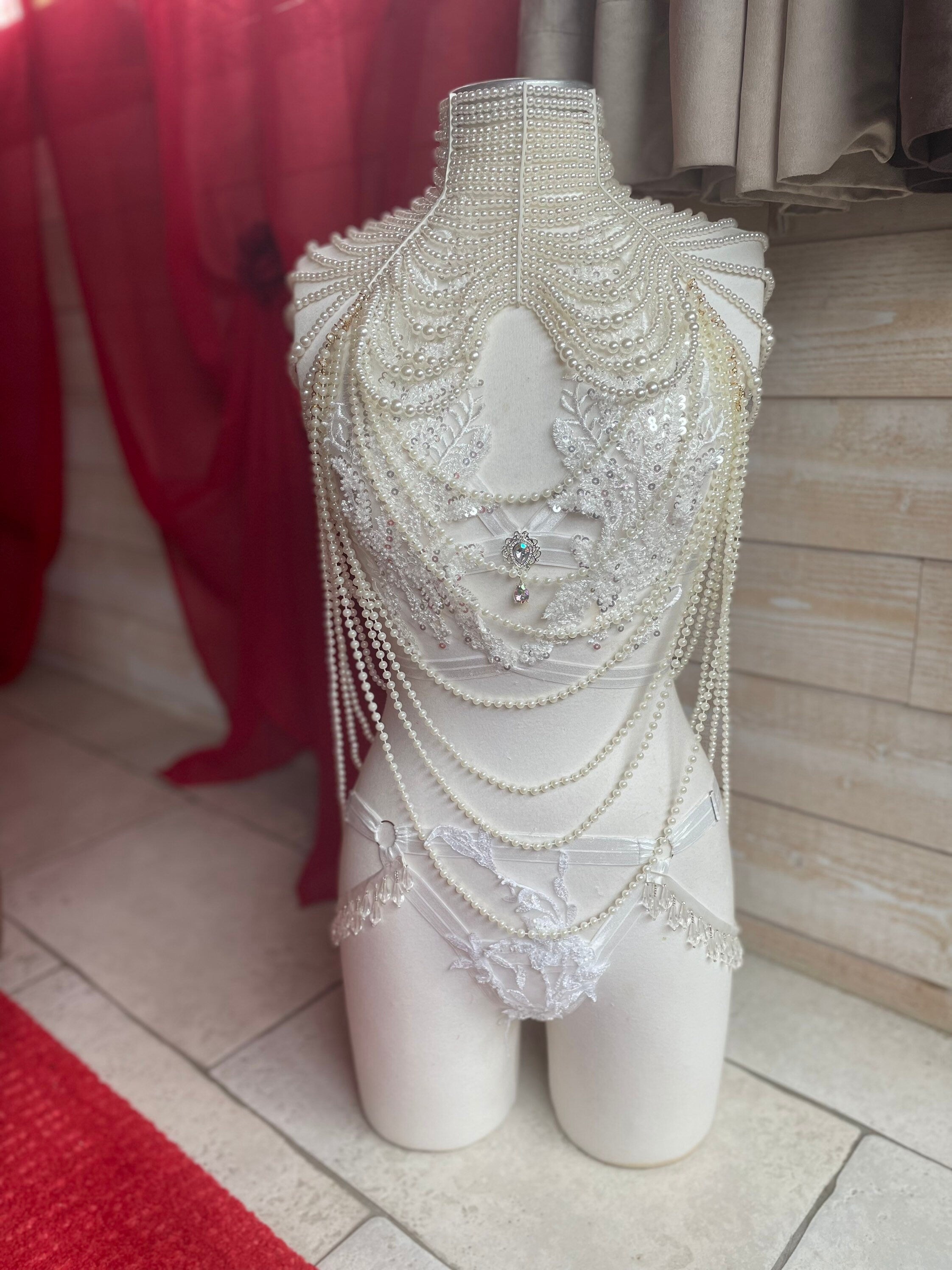 Ensembles lingerie harnais en broderie et sequins