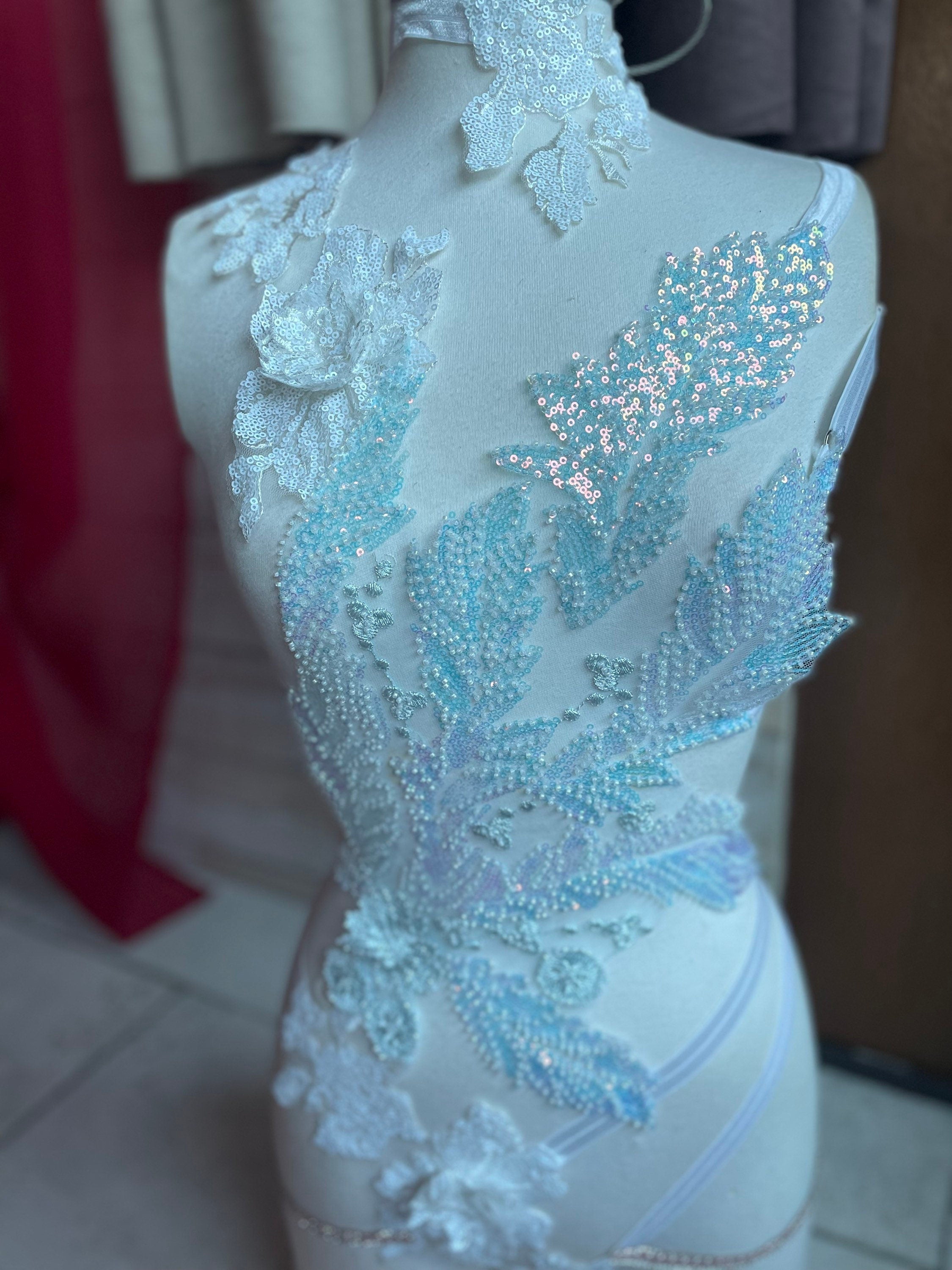 Harnais body brodé en perles holographiques blanc