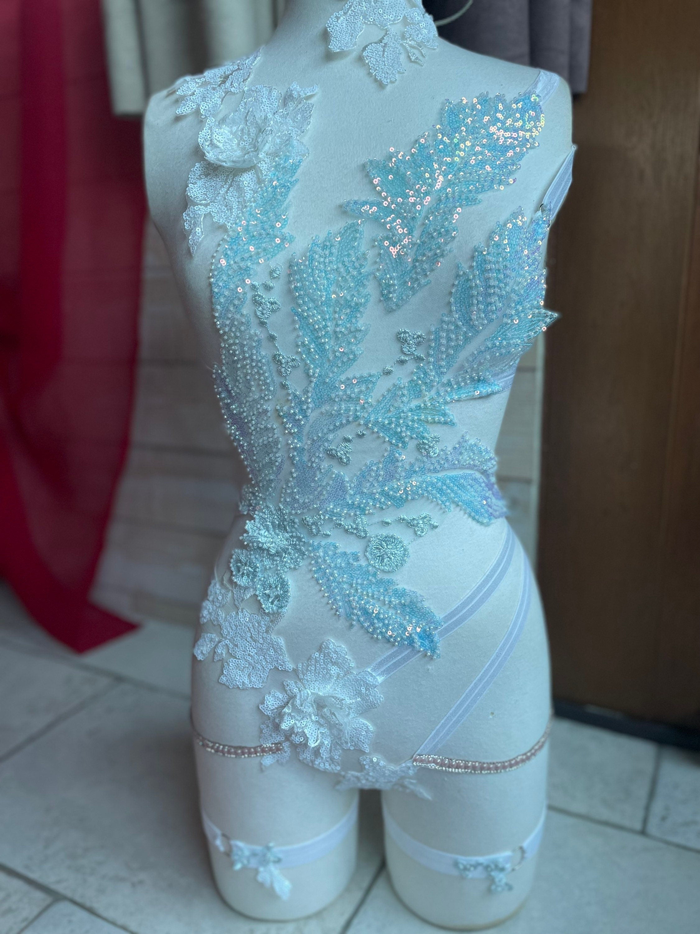 Harnais body brodé en perles holographiques blanc