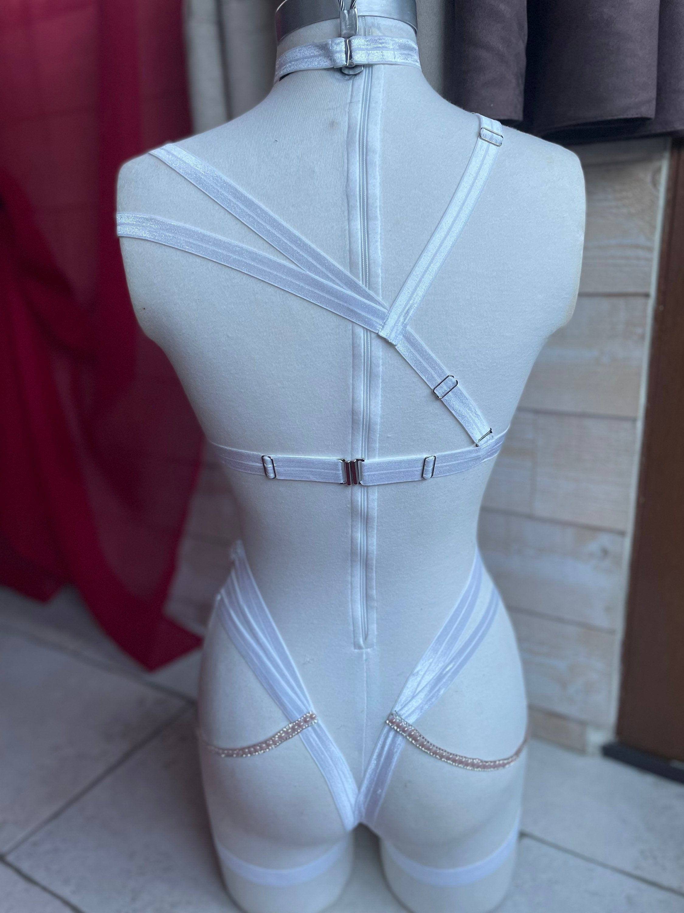 Harnais body brodé en perles holographiques blanc
