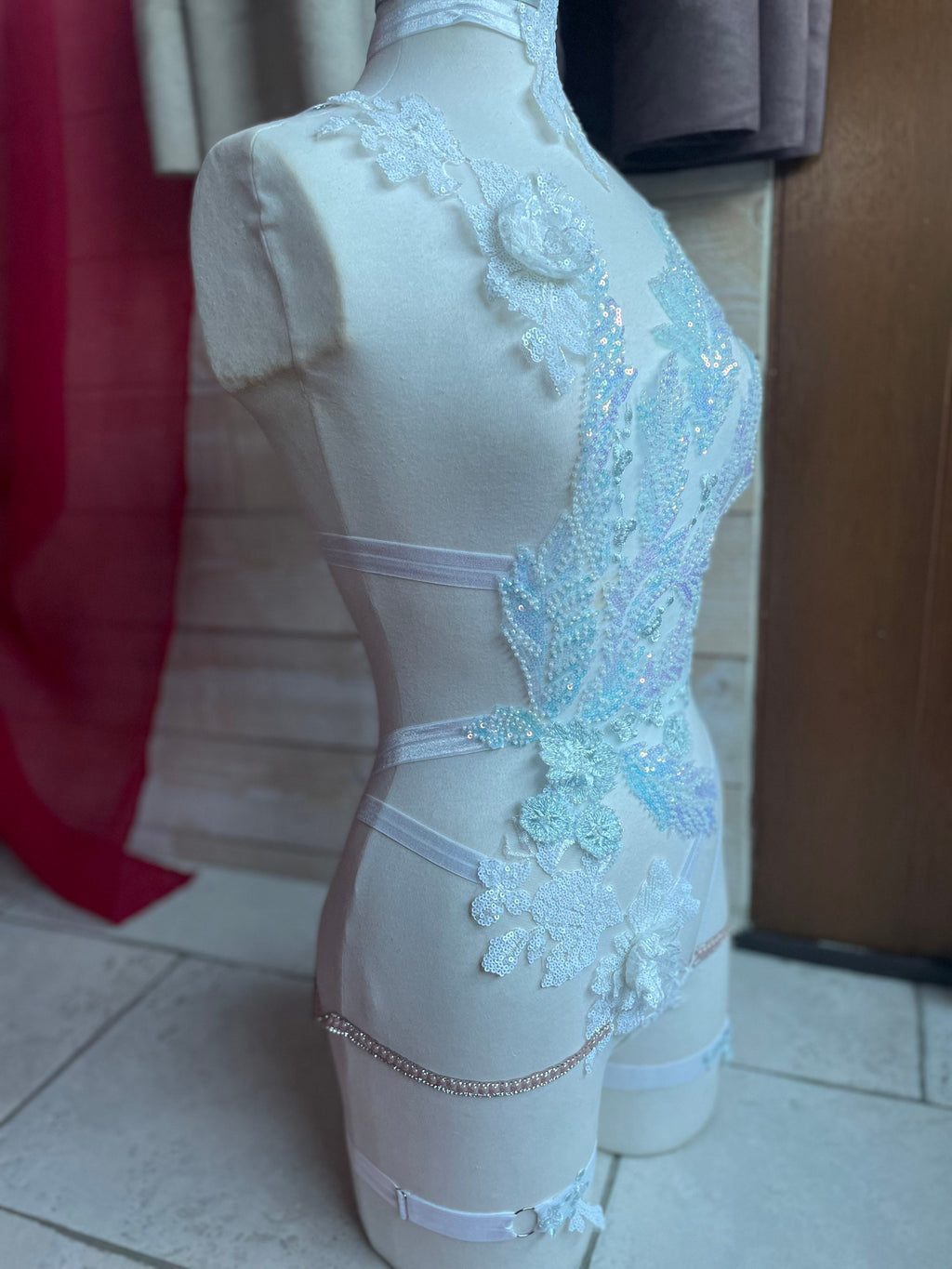 Harnais body brodé en perles holographiques blanc