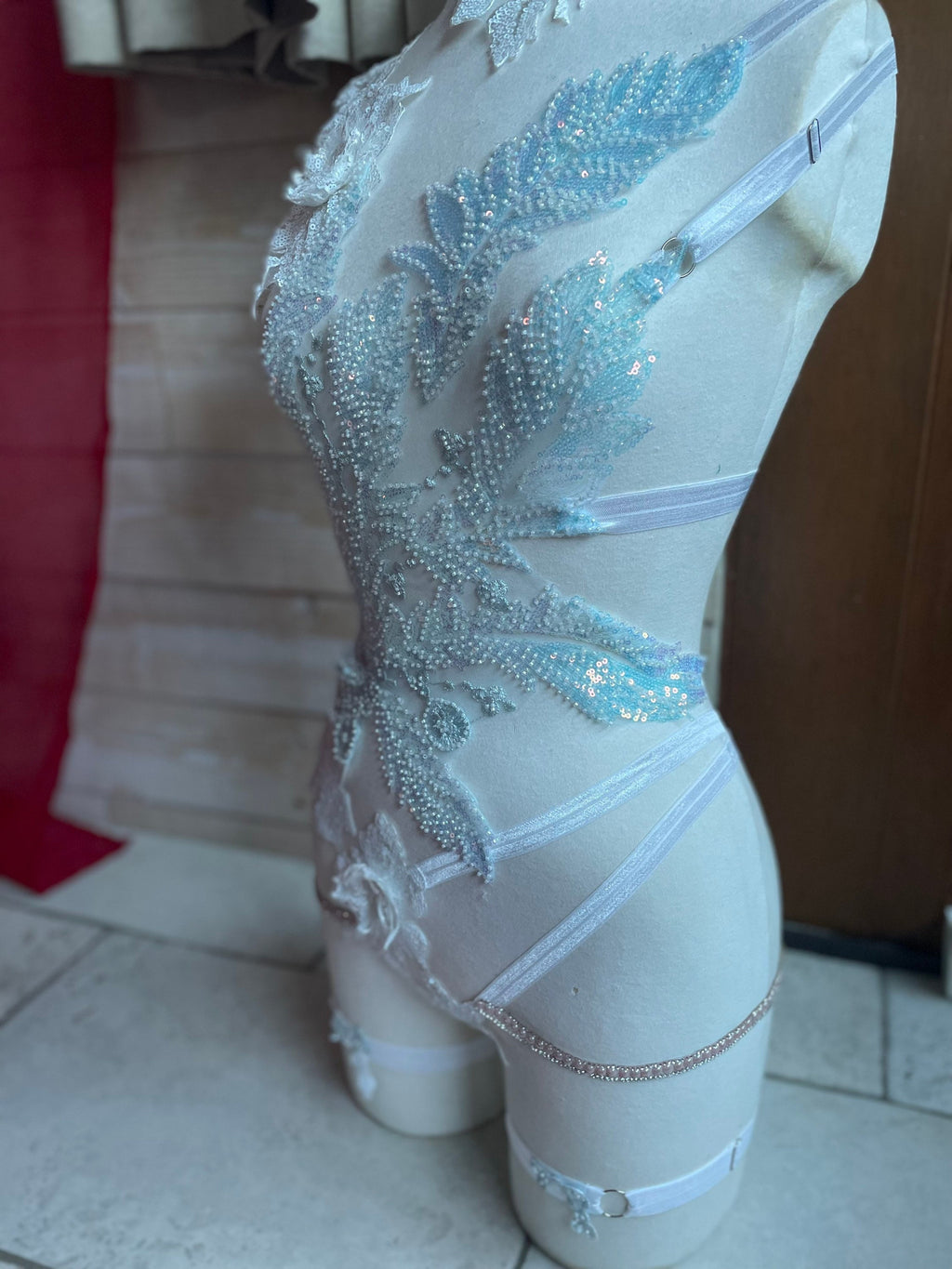 Harnais body brodé en perles holographiques blanc
