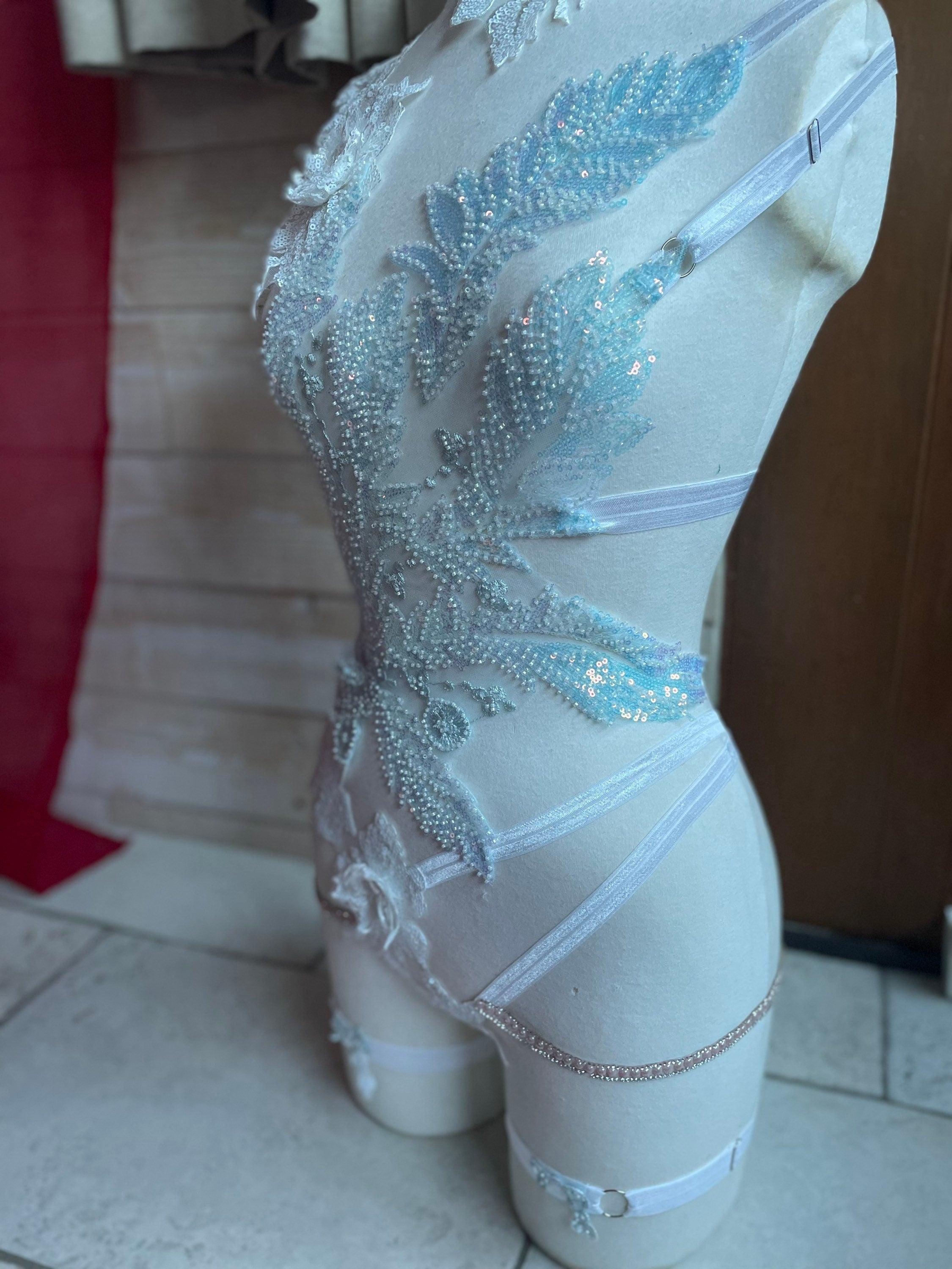 Harnais body brodé en perles holographiques blanc