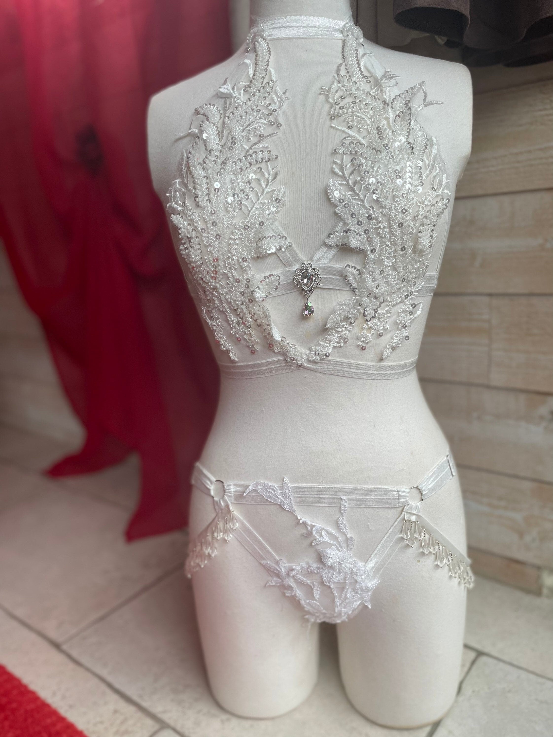Ensembles lingerie harnais en broderie et sequins