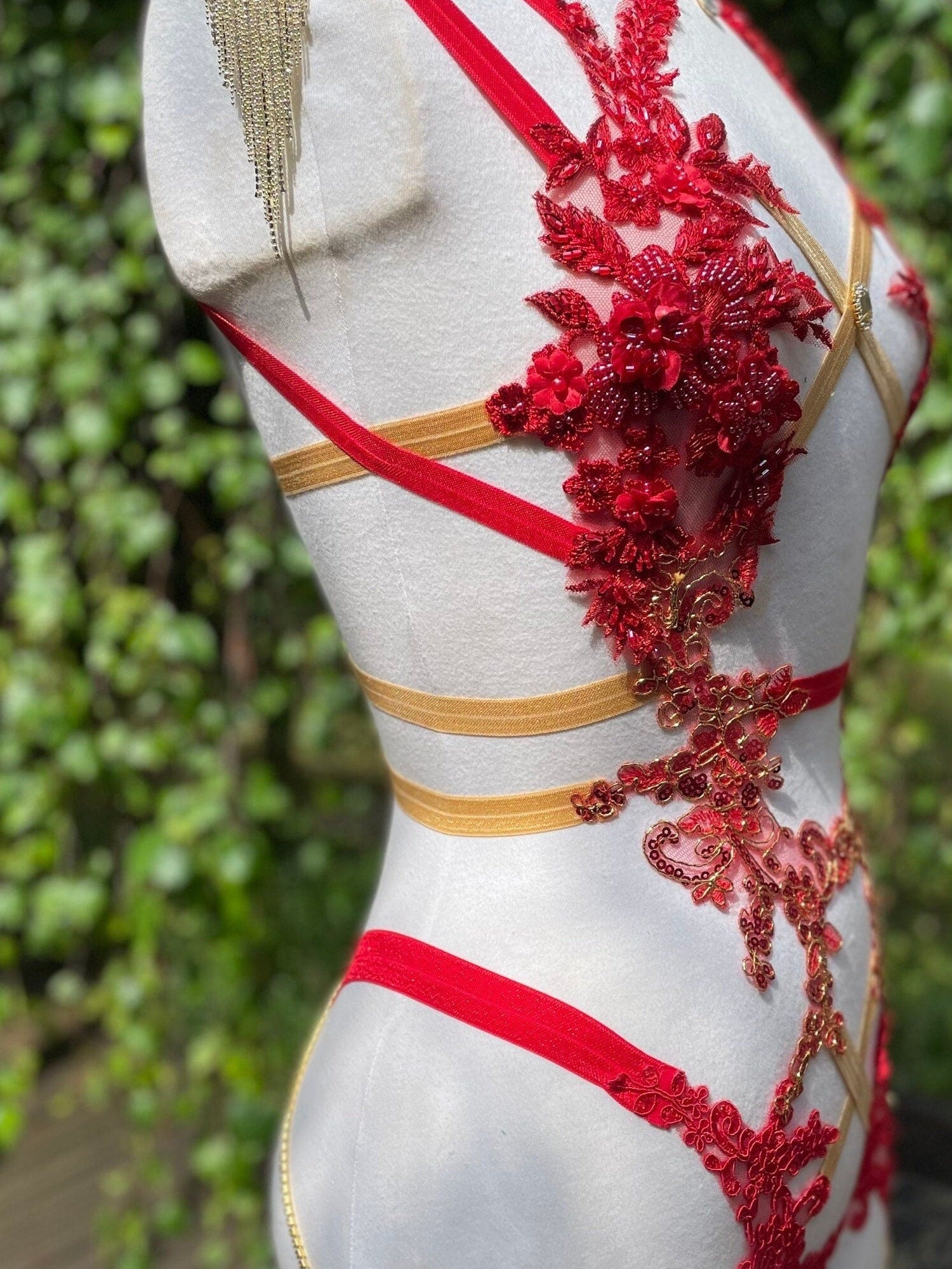 Harnais en guipure et dentelle rouge décoration or ajustable