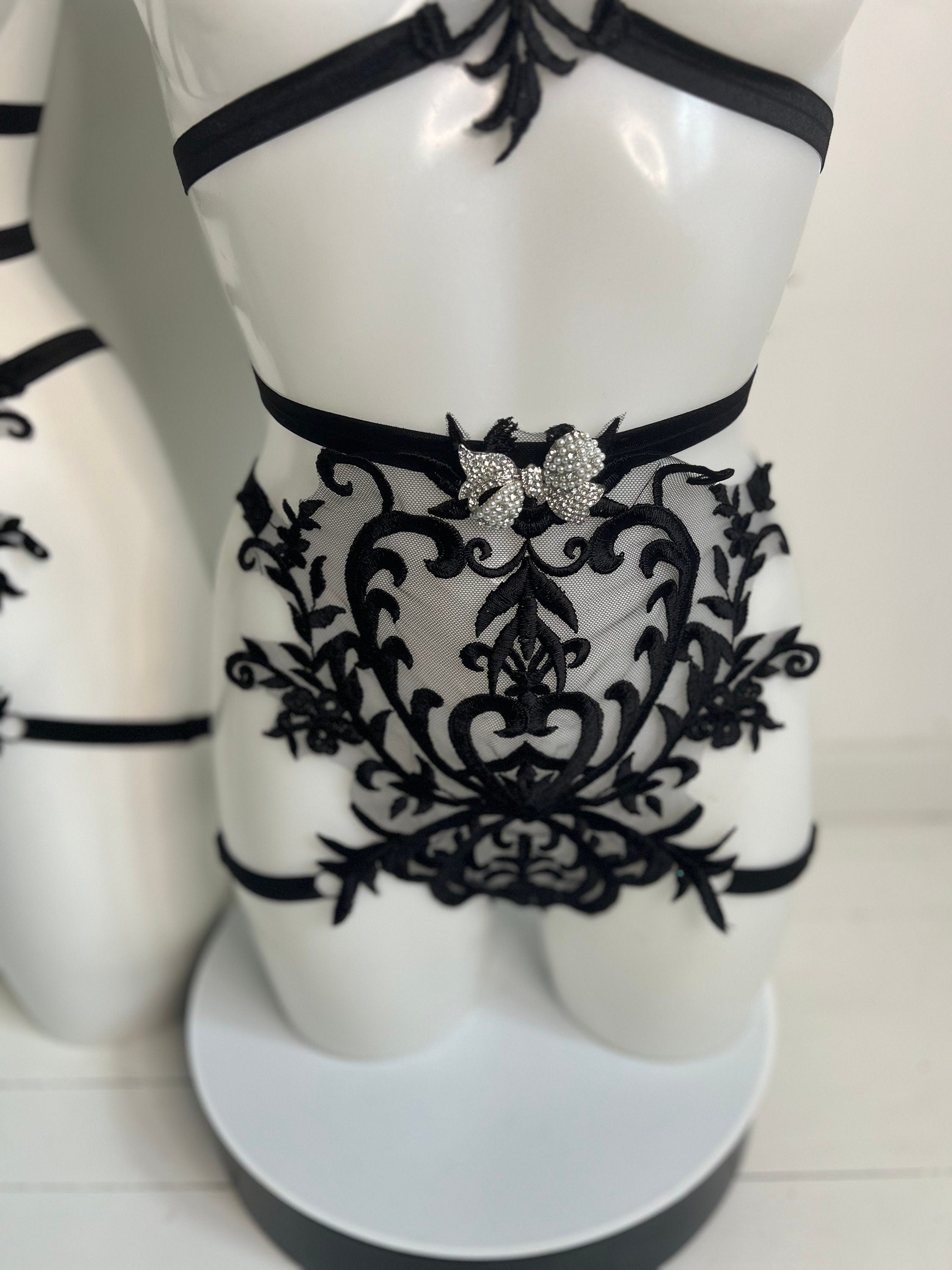 Deux pieces en dentelle noire avec bijoux noeuds