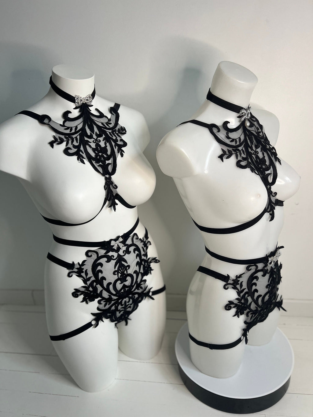 Deux pieces en dentelle noire avec bijoux noeuds