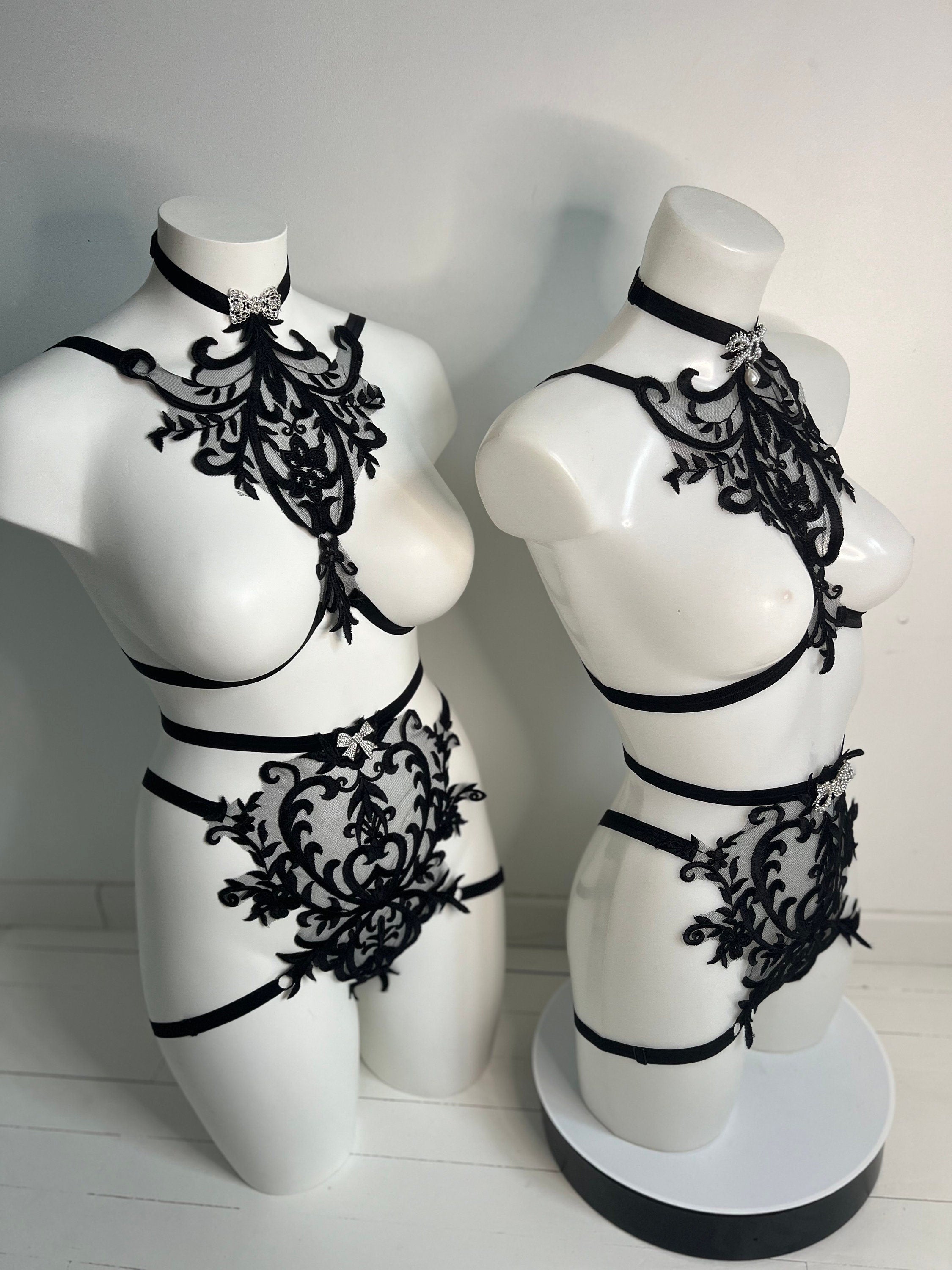 Deux pieces en dentelle noire avec bijoux noeuds