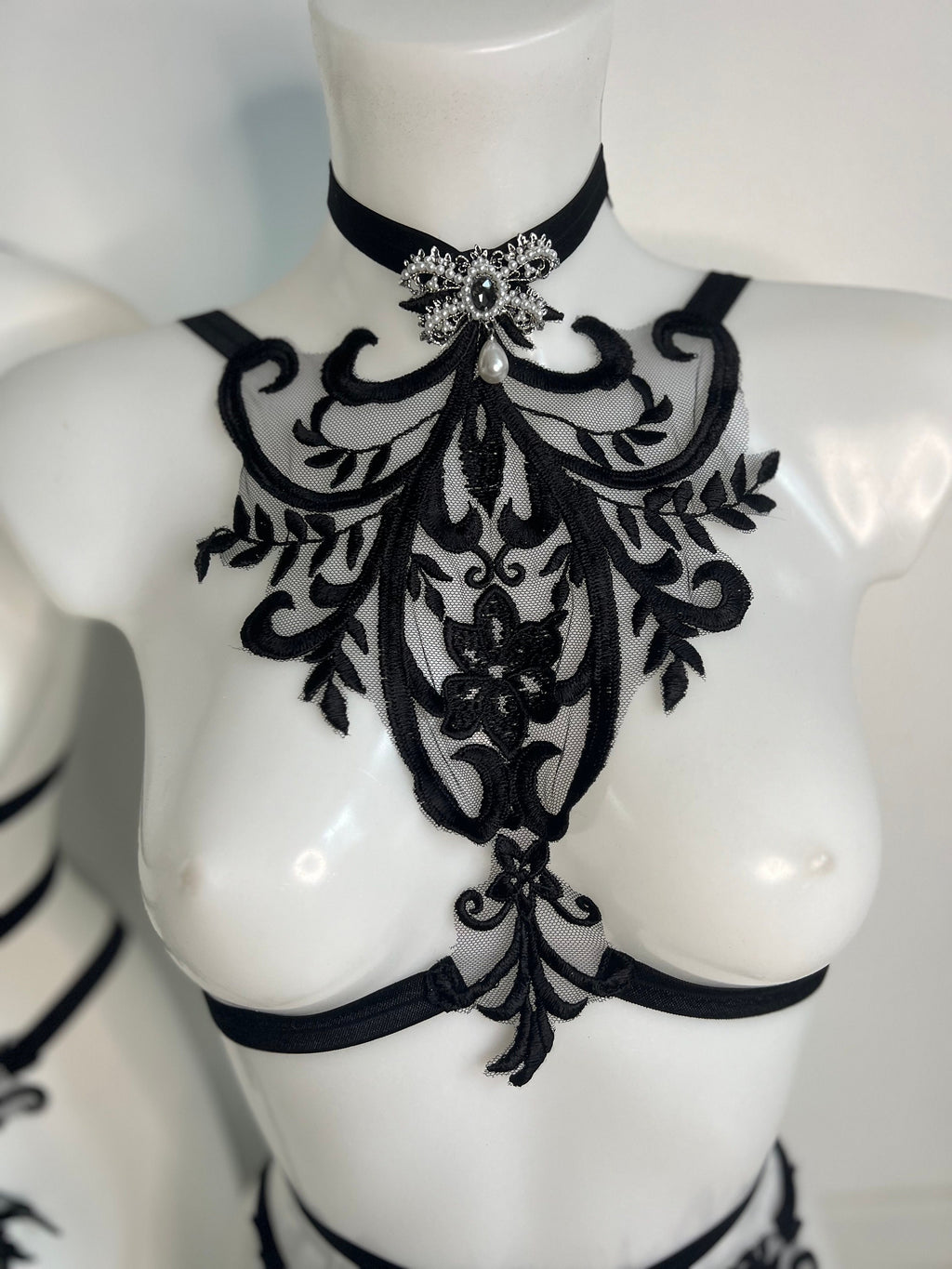 Deux pieces en dentelle noire avec bijoux noeuds