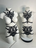 Deux pieces en dentelle noire avec bijoux noeuds