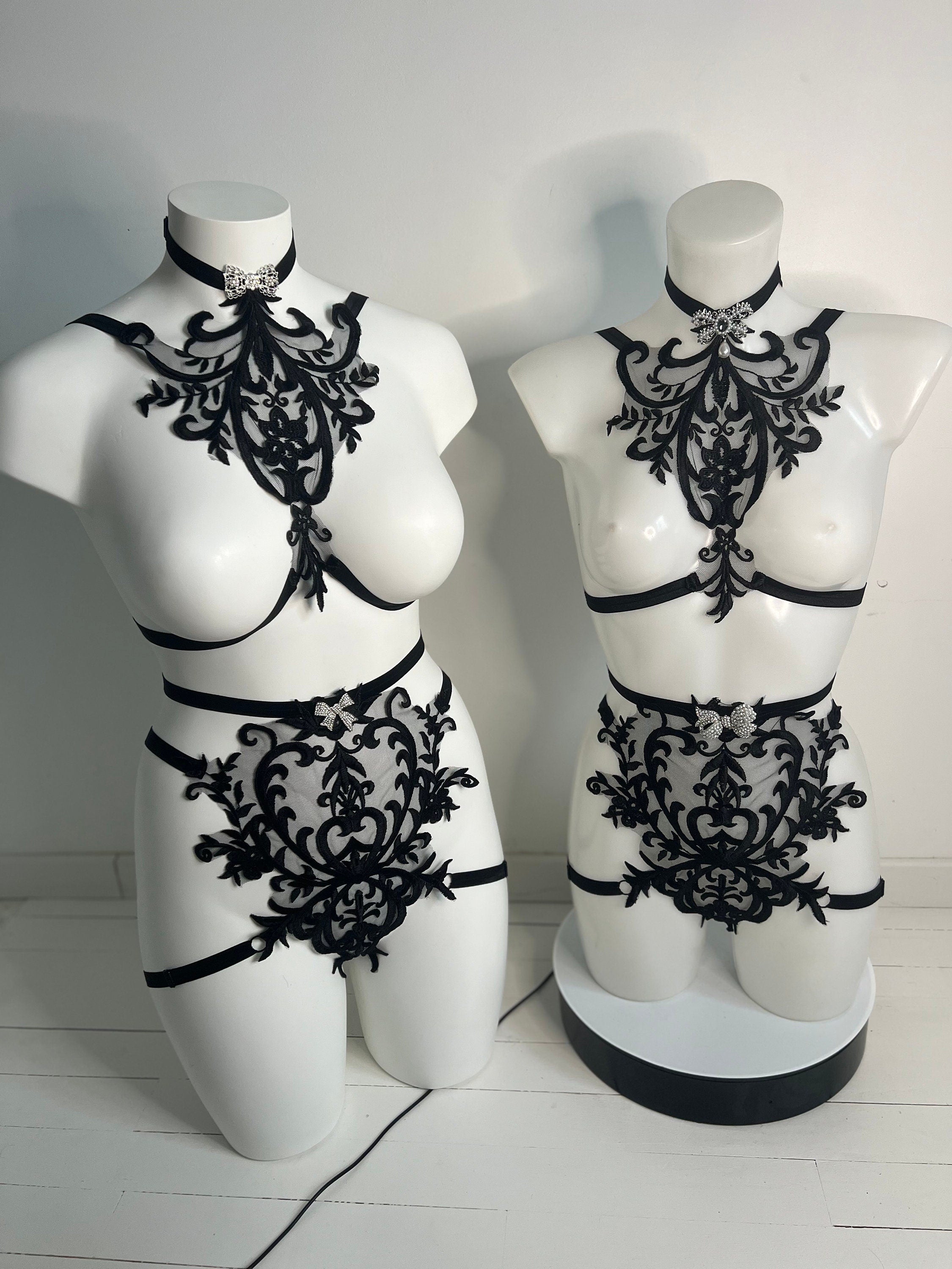 Deux pieces en dentelle noire avec bijoux noeuds