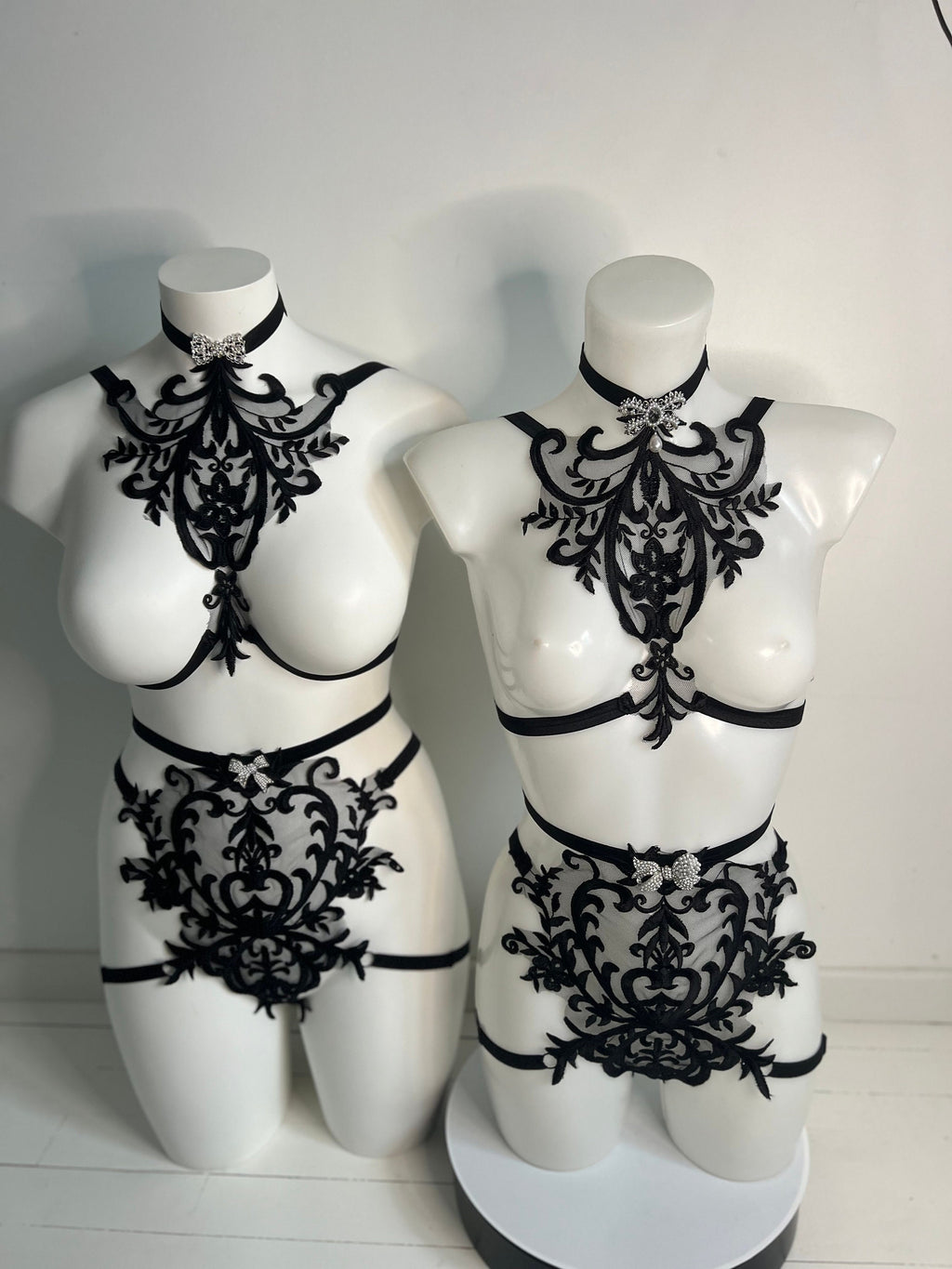 Deux pieces en dentelle noire avec bijoux noeuds