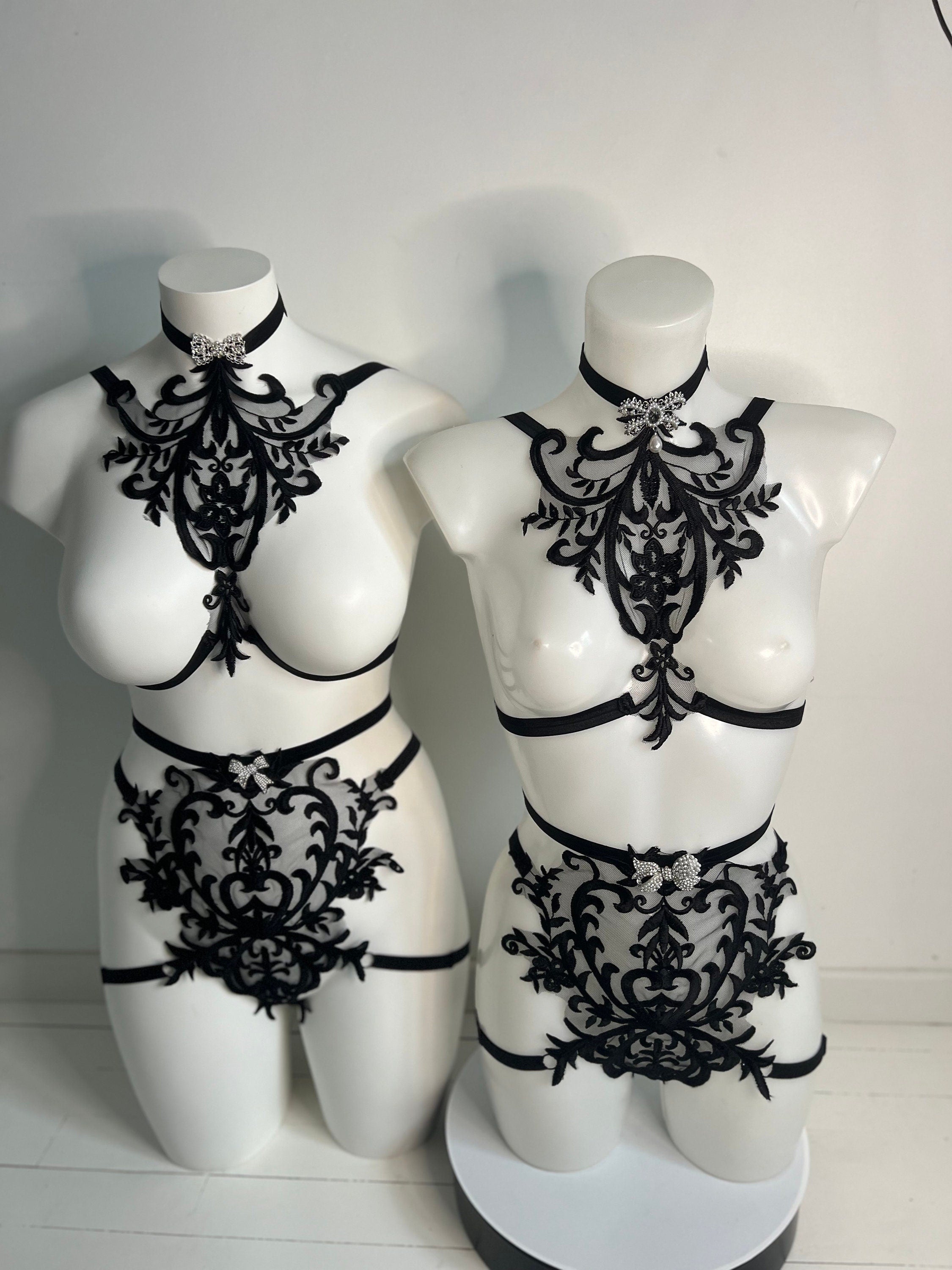 Deux pieces en dentelle noire avec bijoux noeuds