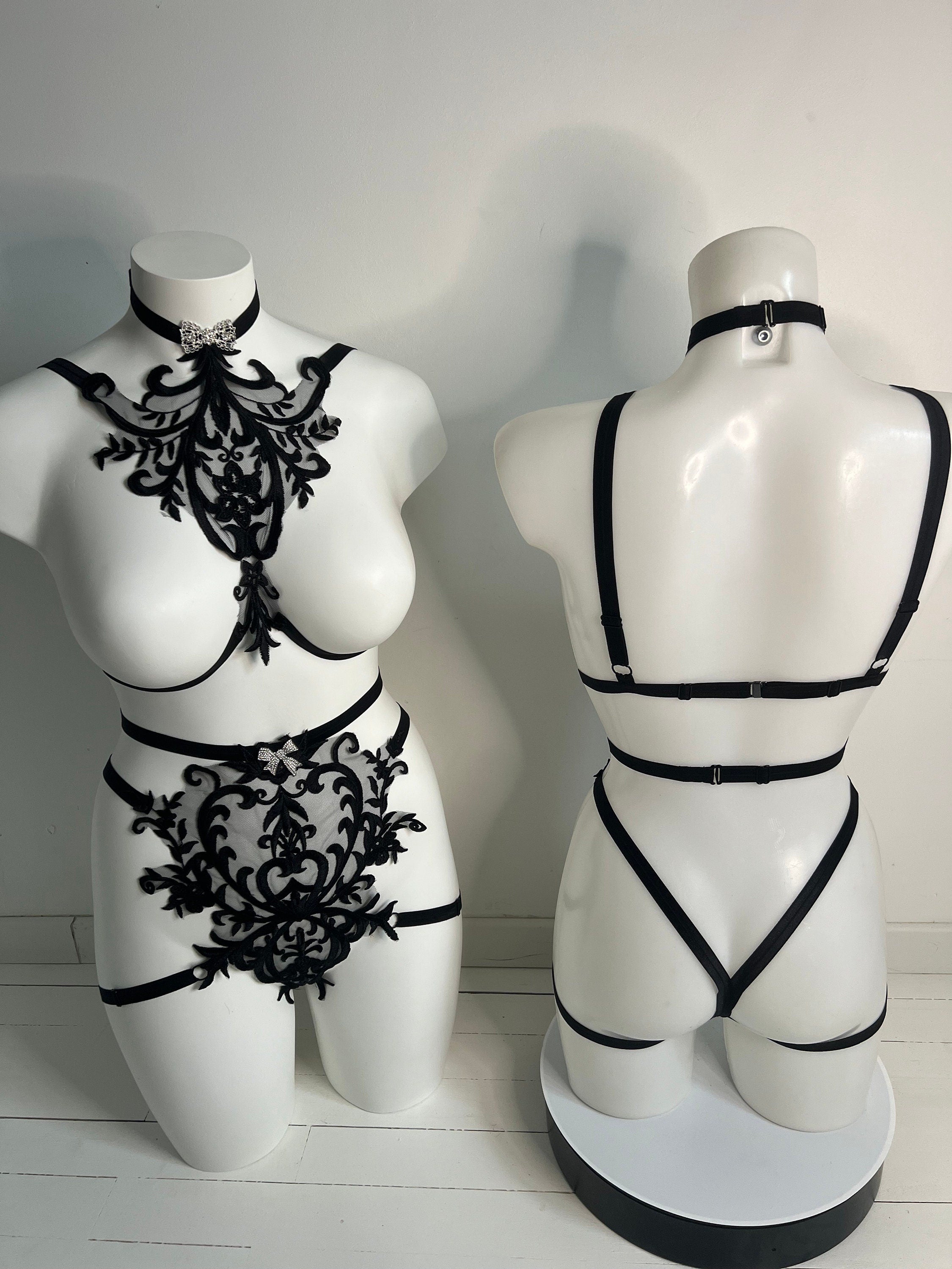 Deux pieces en dentelle noire avec bijoux noeuds