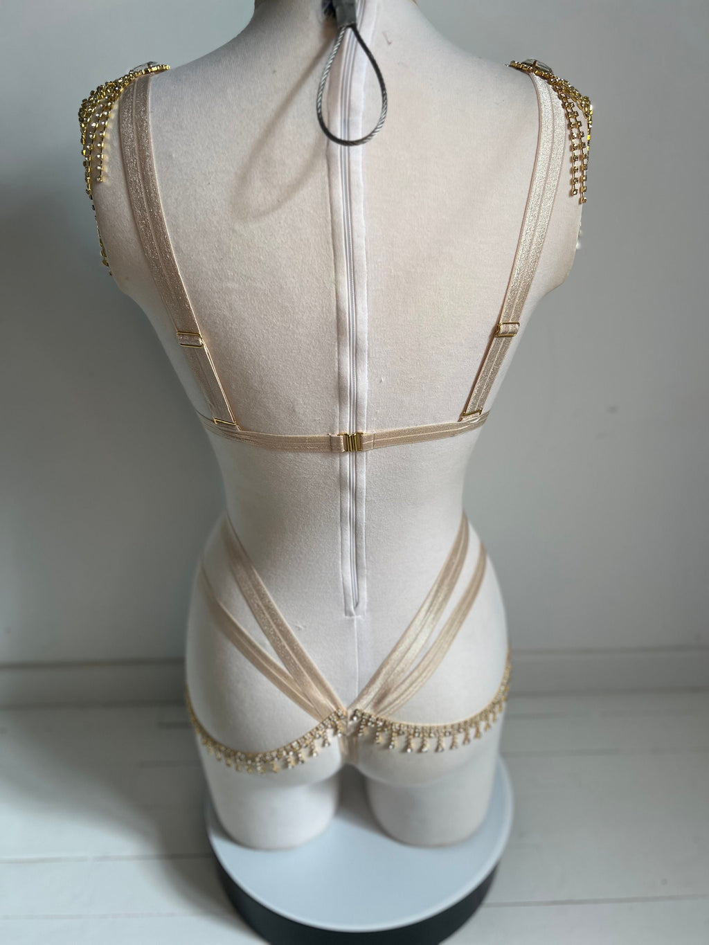 Harnais bijoux en dentelle or et épaulettes strass