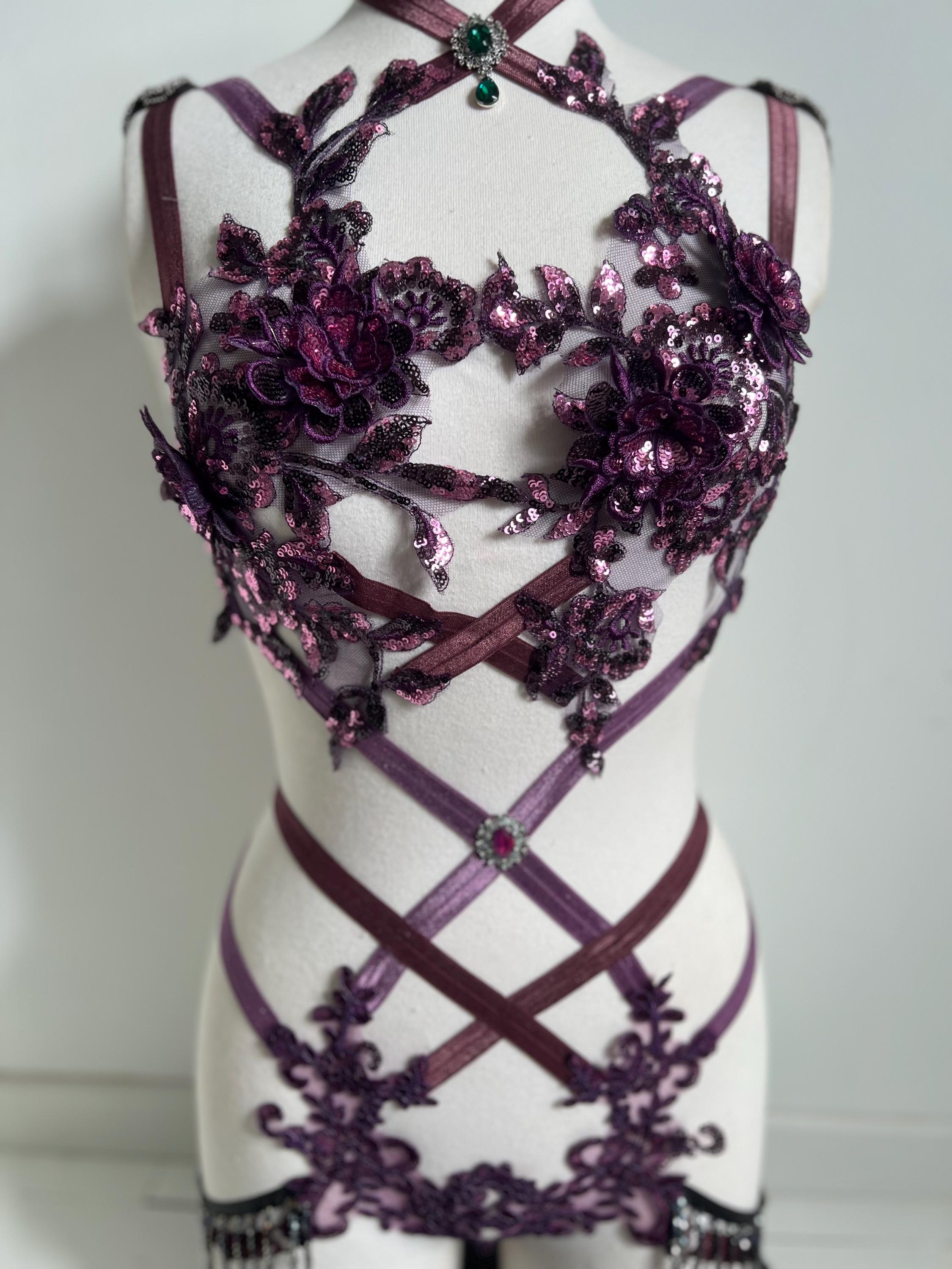 Harnais body ajustable en sequins et perles avec épaulettes violet
