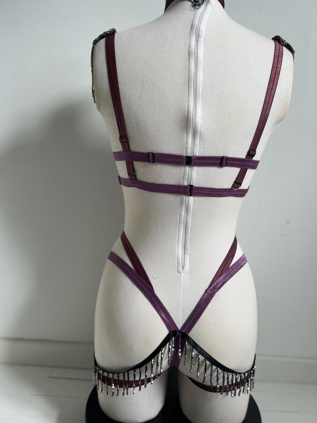 Harnais body ajustable en sequins et perles avec épaulettes violet