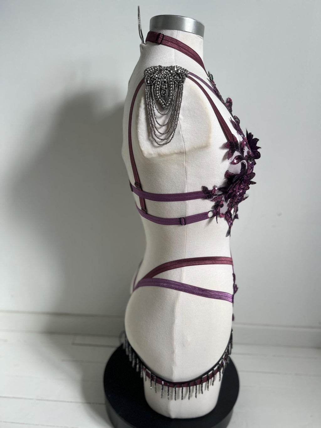 Harnais body ajustable en sequins et perles avec épaulettes violet