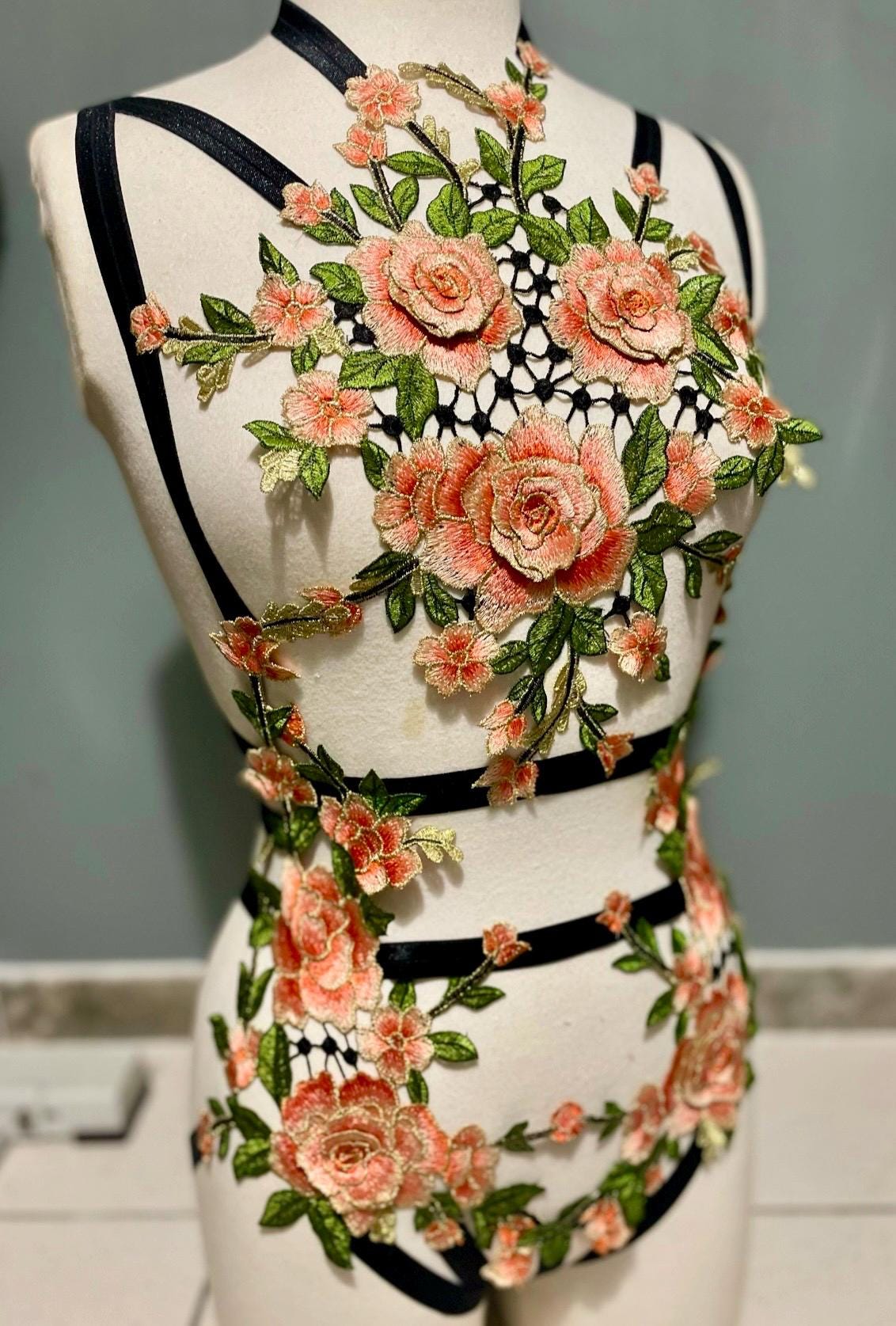 harnais en broderie florale ajustable dans le dos